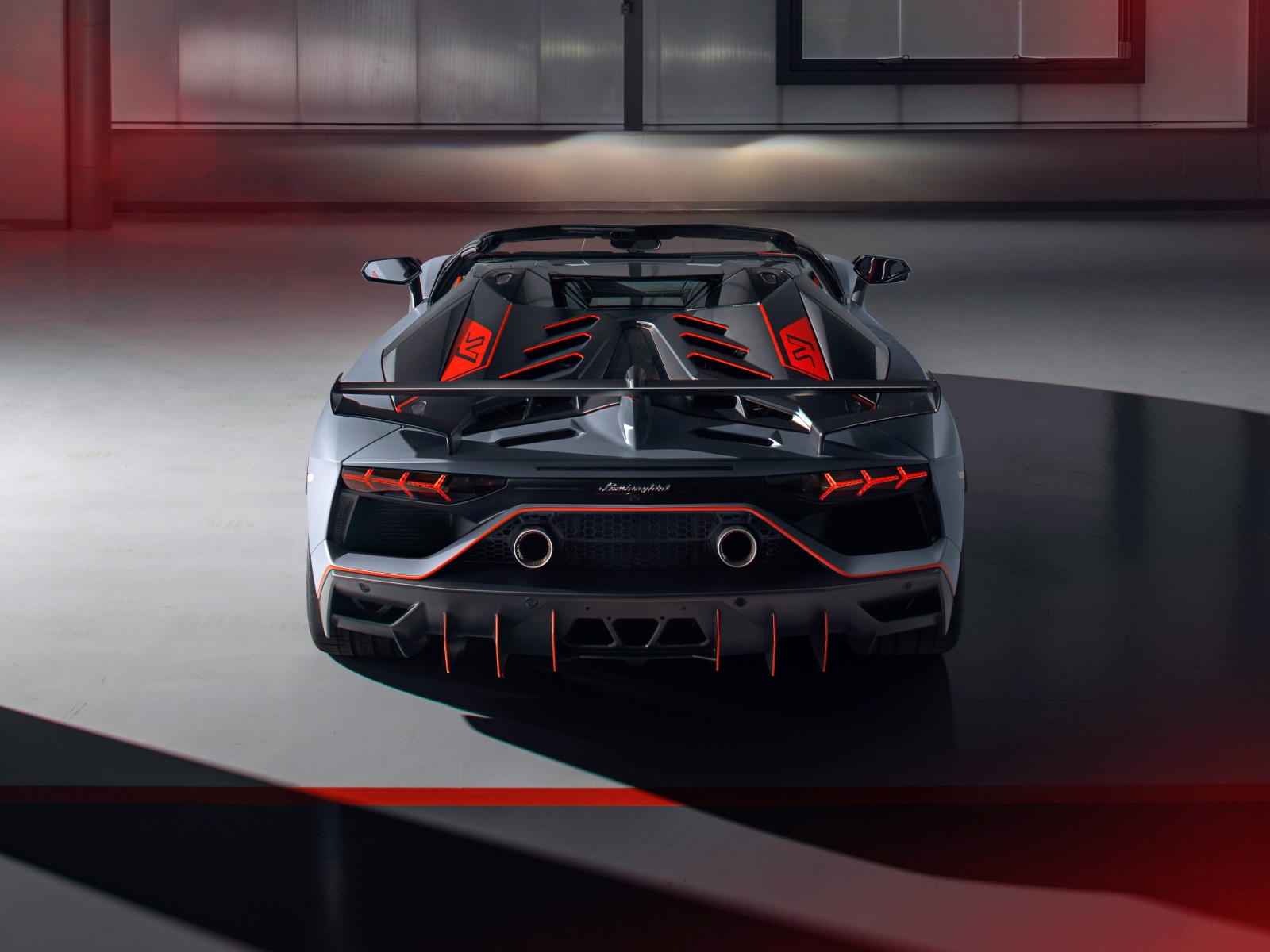 Спортивный автомобиль Lamborghini Aventador SVJ 63 Roadster 2020 года вид сзади