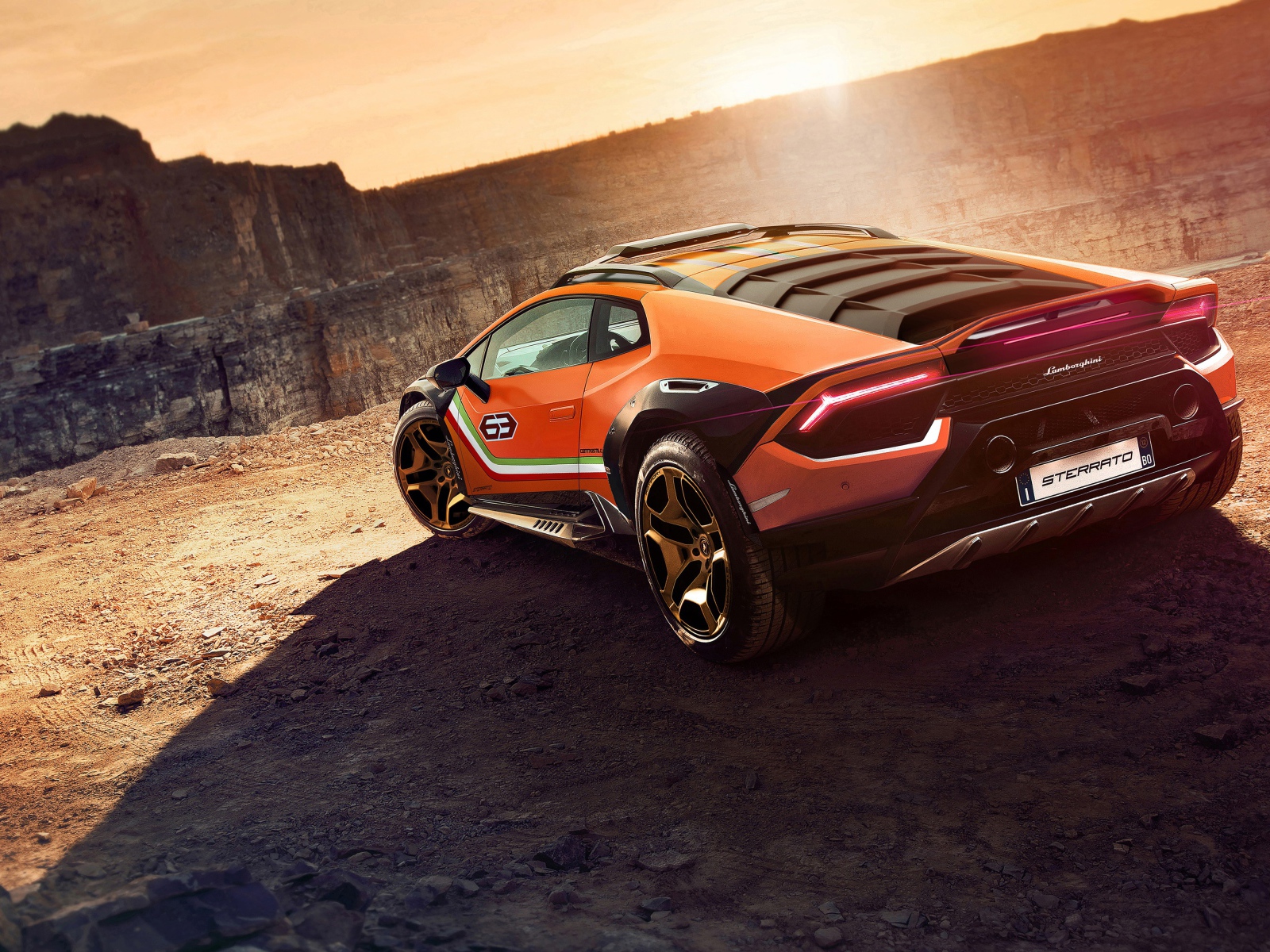 Быстрый Lamborghini Huracan Sterrato Concept, 2019 года в горах