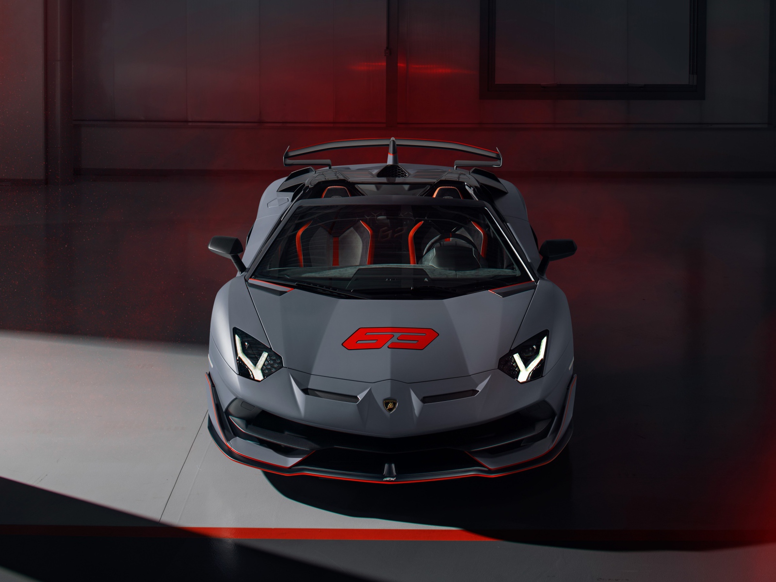 Серый автомобиль Lamborghini Aventador SVJ 63 Roadster 2020 года
