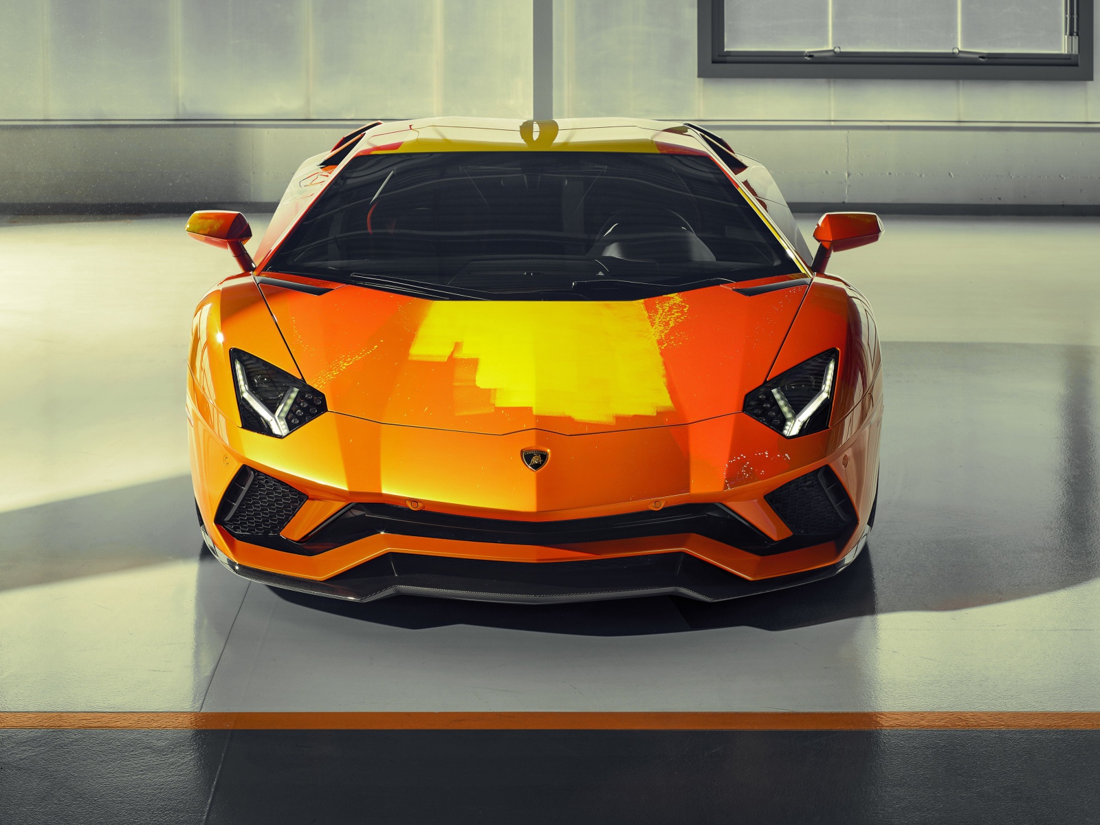 Автомобиль Lamborghini Aventador S 2019 года вид спереди