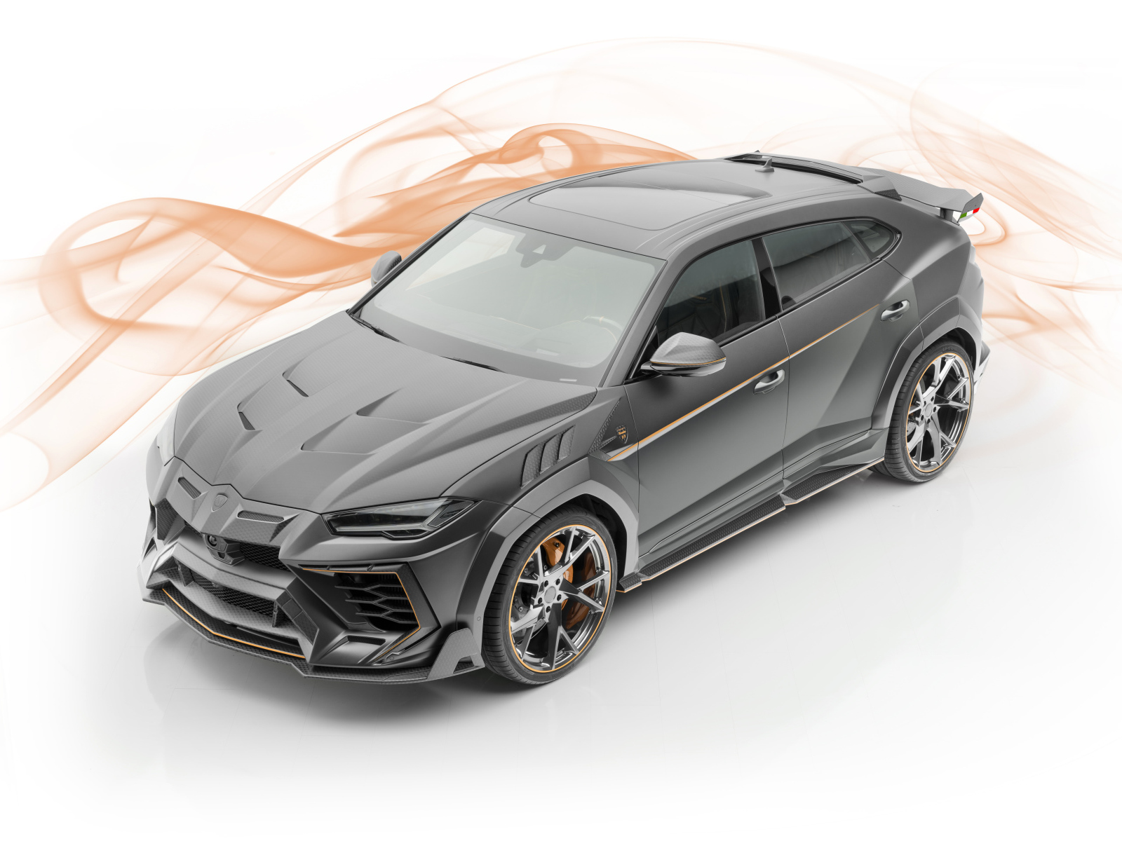 Серебристый автомобиль Lamborghini  Mansory Urus, 2019 года на белом фоне