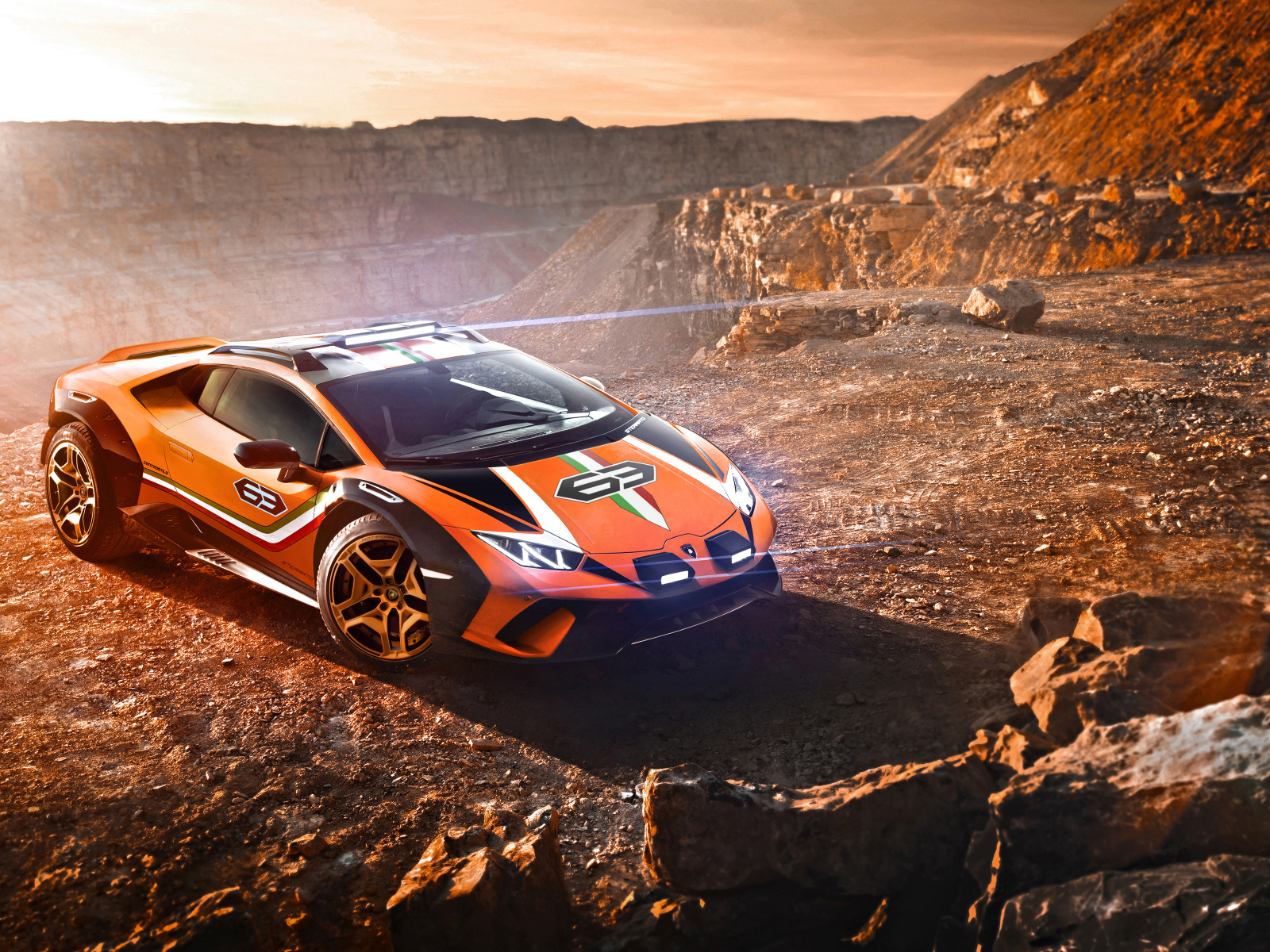 Спортивный автомобиль   Lamborghini Huracan Sterrato, 2019 года в горах