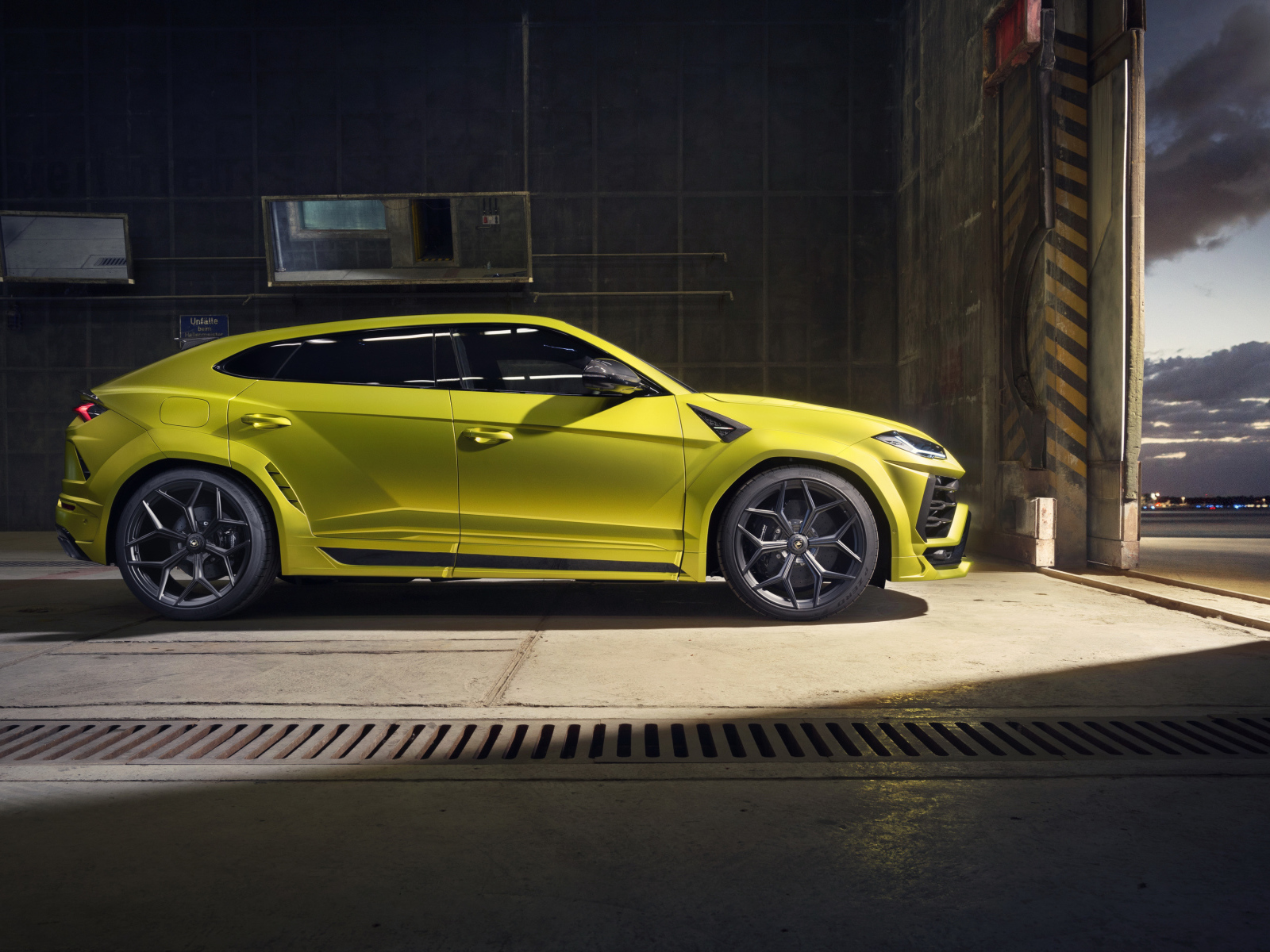 Желтый автомобиль Lamborghini Urus Esteso 2019 года в гараже