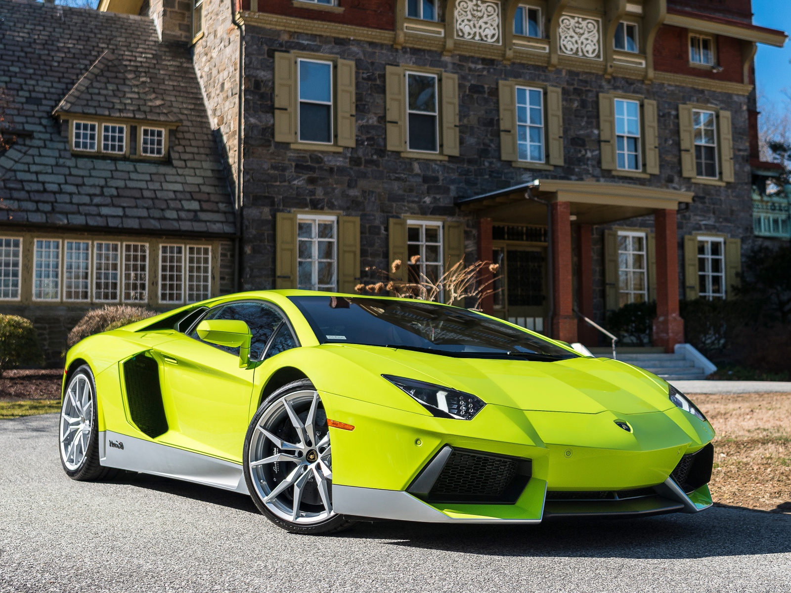 Желтый Lamborghini Aventador LP 700-4 Miura Homage на фоне дома