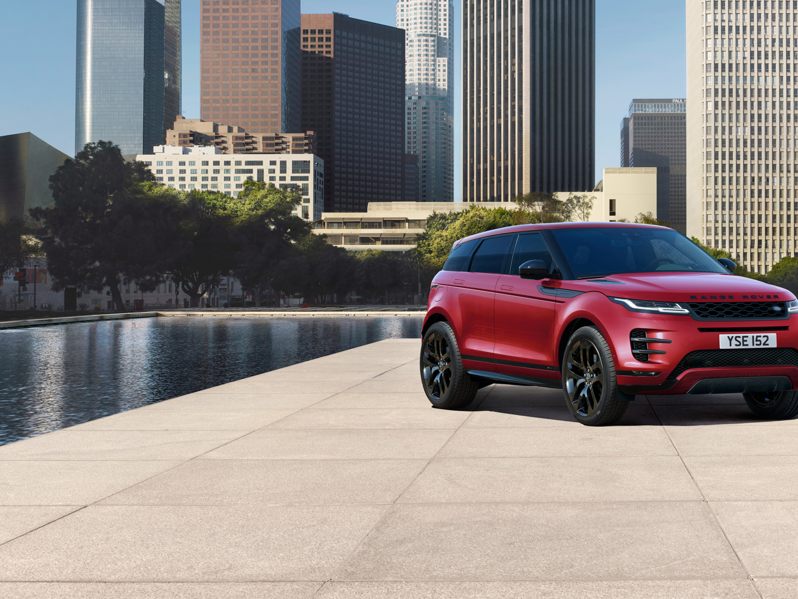 Красный внедорожник Range Rover Evoque D240 HSE R-Dynamic,  2019 года на фоне города