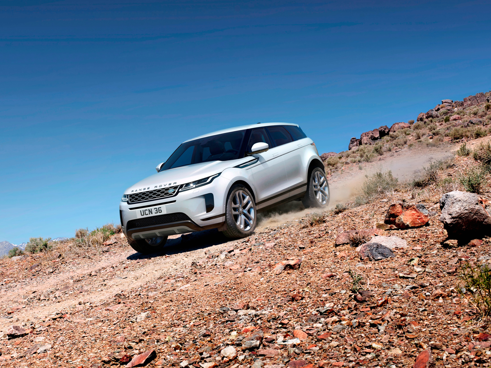 Белый внедорожник Range Rover Evoque D240 HSE 2019 года на бездорожье 