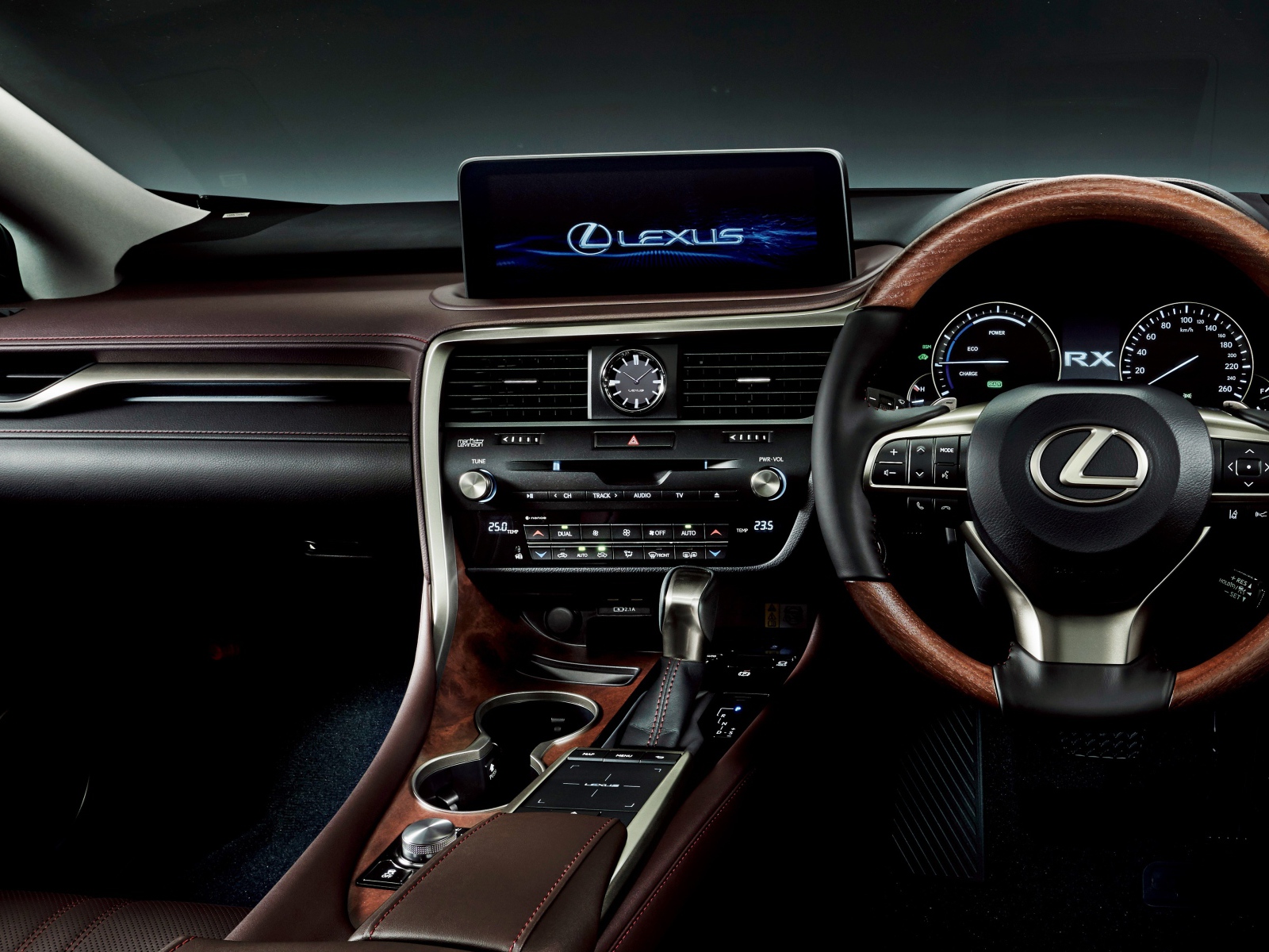 Салон автомобиля Lexus RX 450h 2019 года 