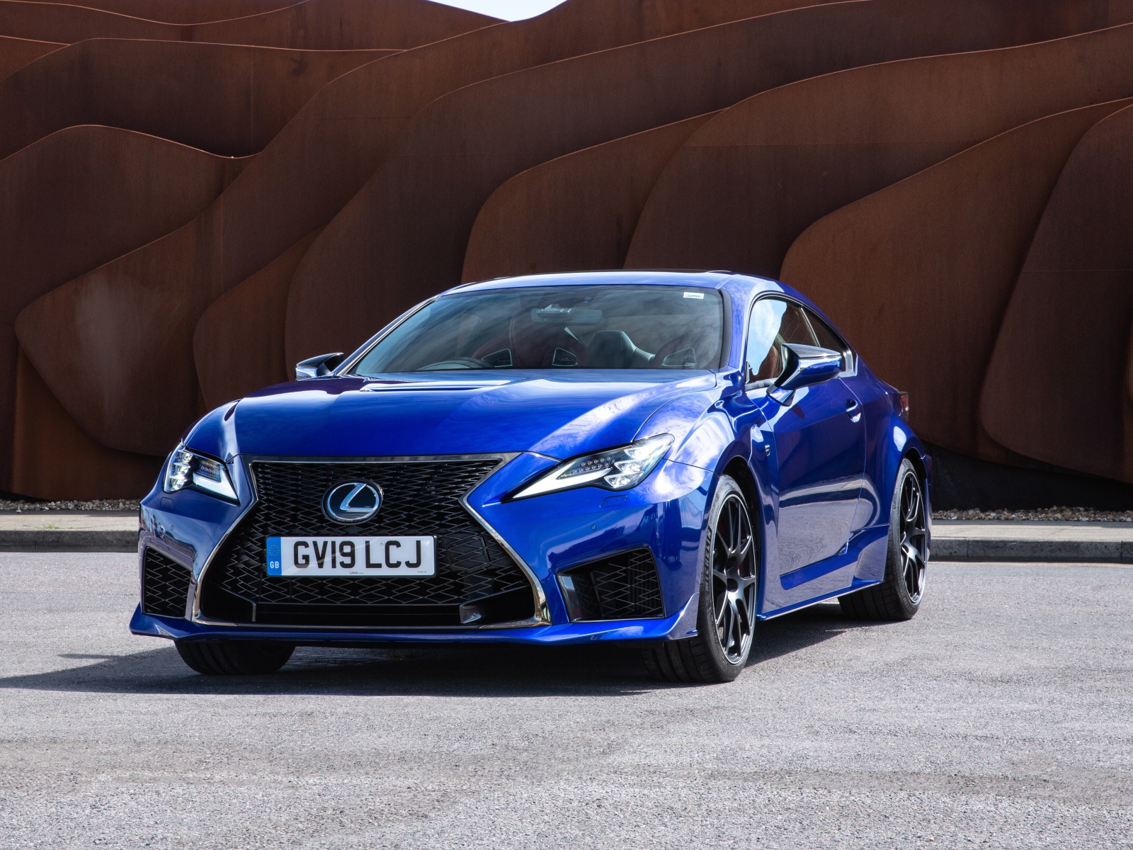 Синий стильный автомобиль Lexus RC F UK-Spec '2019 года