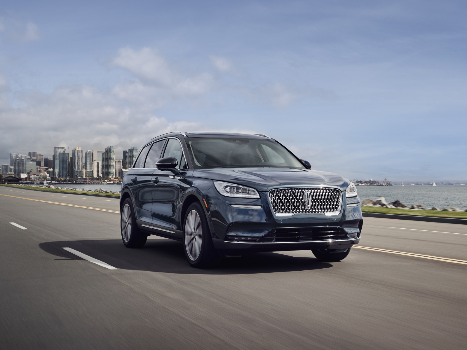 Стильный дорогой автомобиль Lincoln Corsair на дороге 