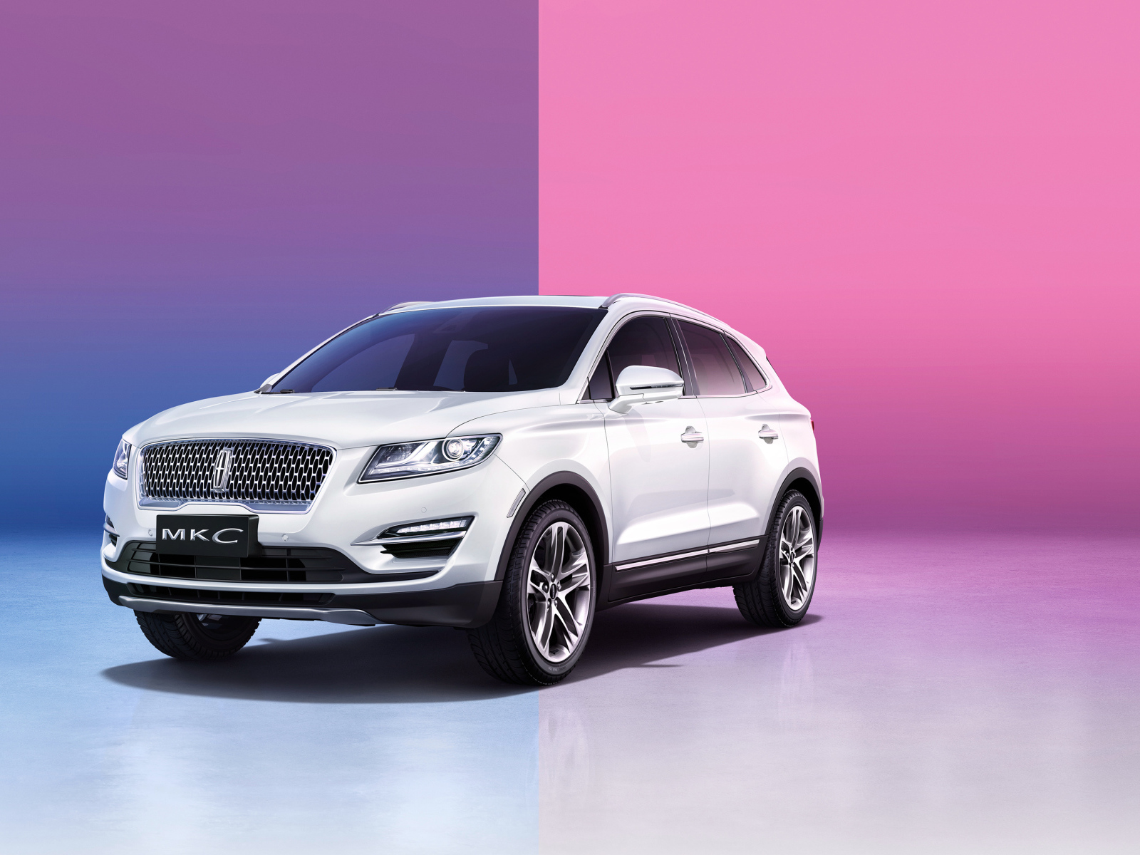 Белый внедорожник Lincoln MKC на розовом фоне