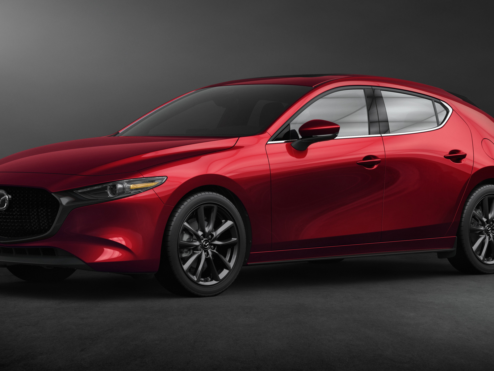 Красный автомобиль Mazda 3, 2020 года на сером фоне
