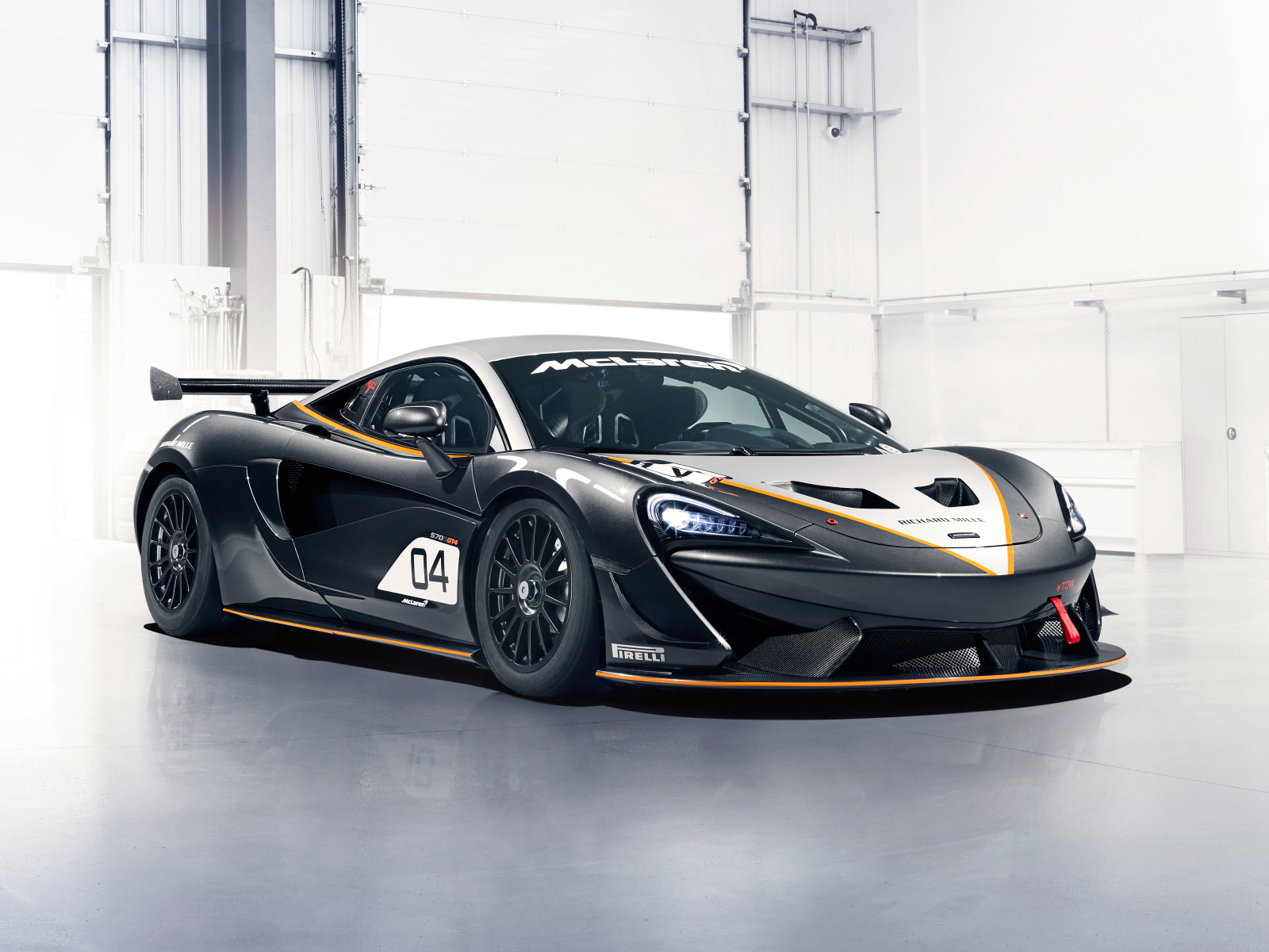 Спортивный автомобиль McLaren 720S GT3 2019 года в гараже