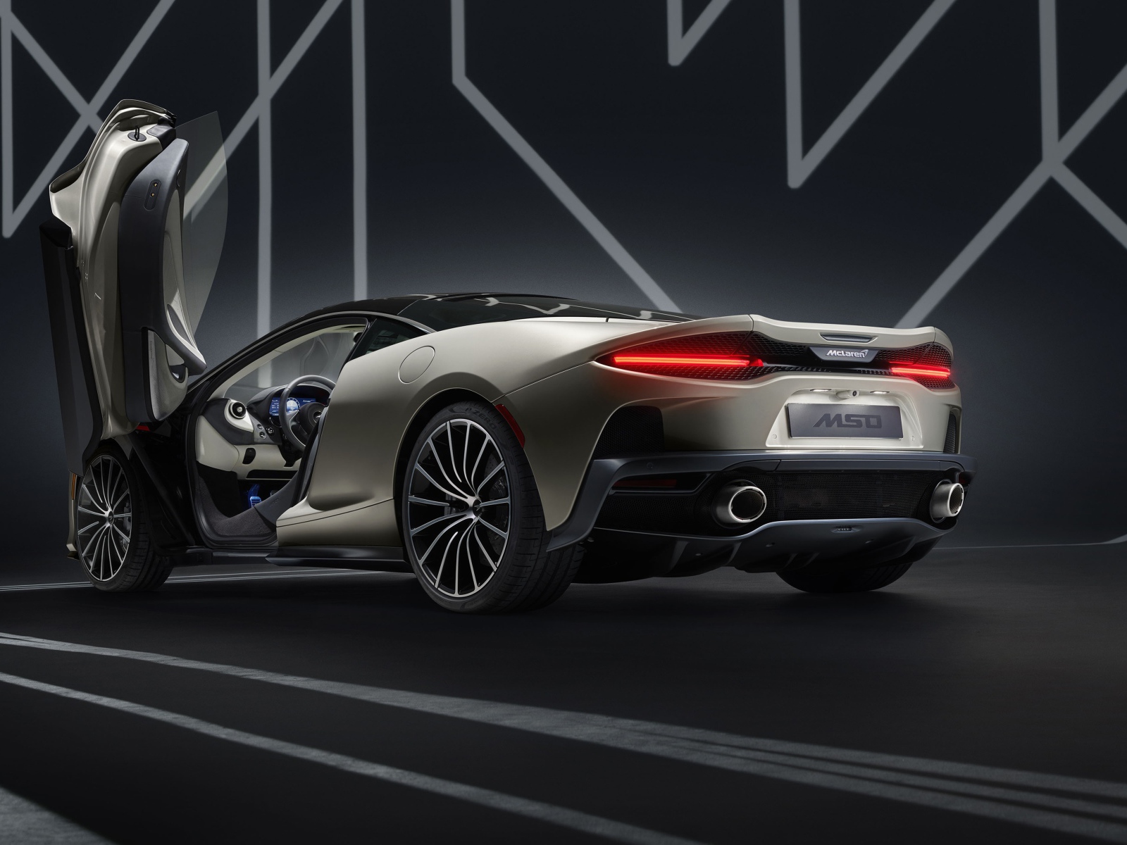 Автомобиль McLaren GT By MSO 2019 года вид сзади