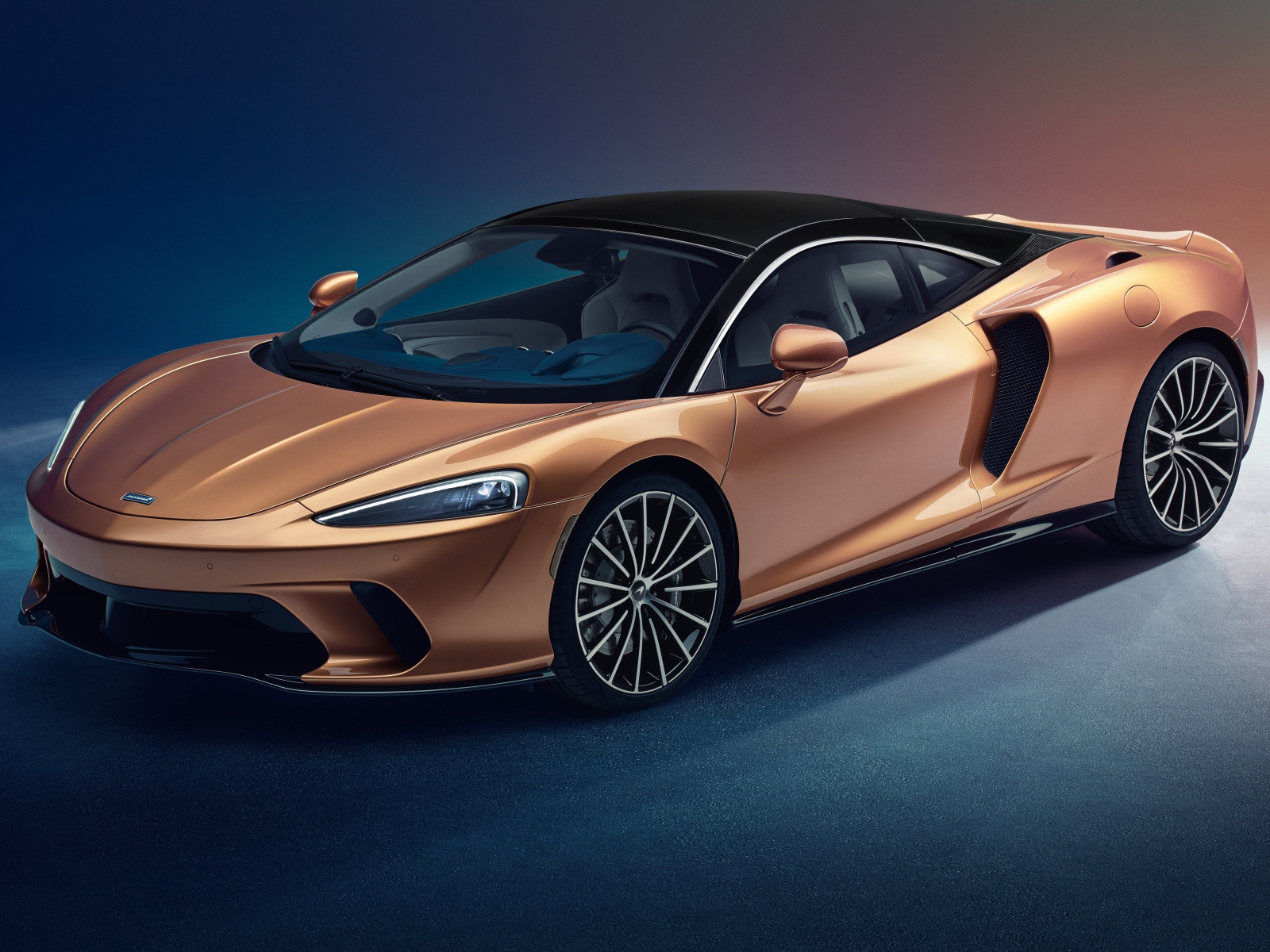 Коричневый автомобиль McLaren GT Superlight 2019 года