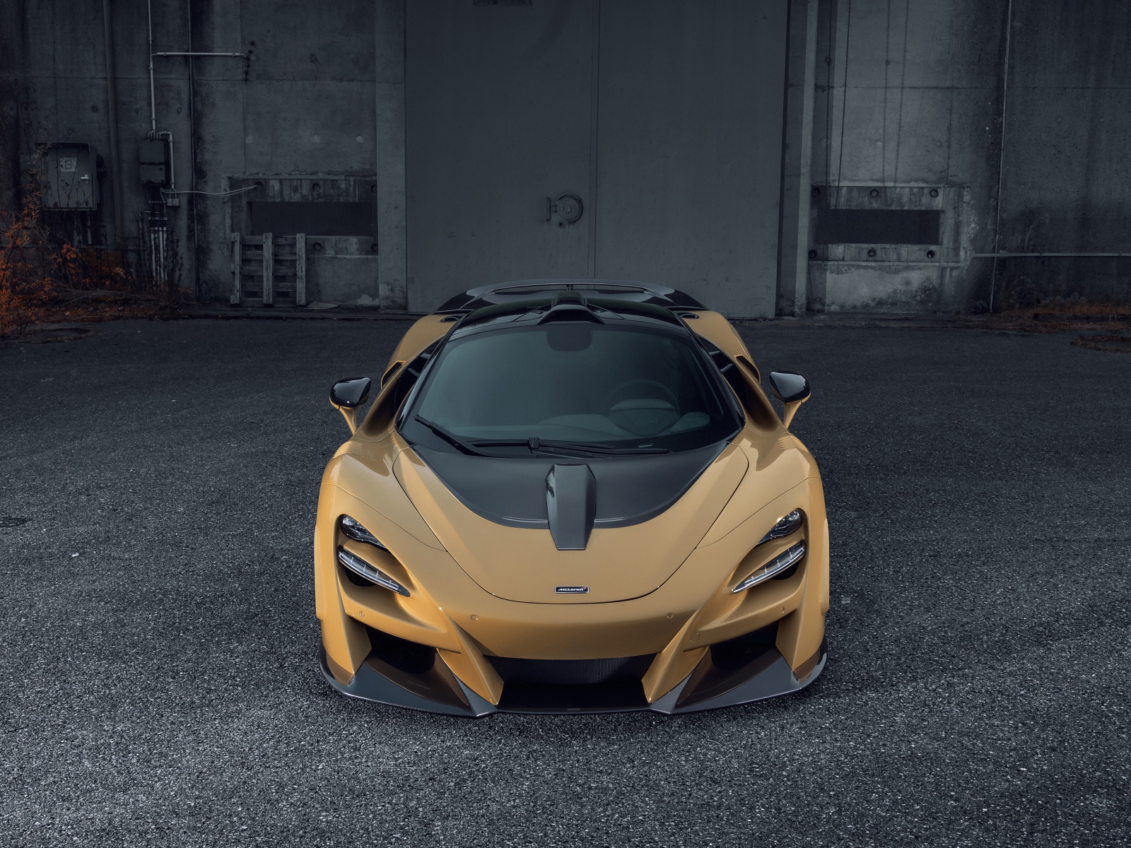 Спортивный автомобиль McLaren 720S на сером асфальте