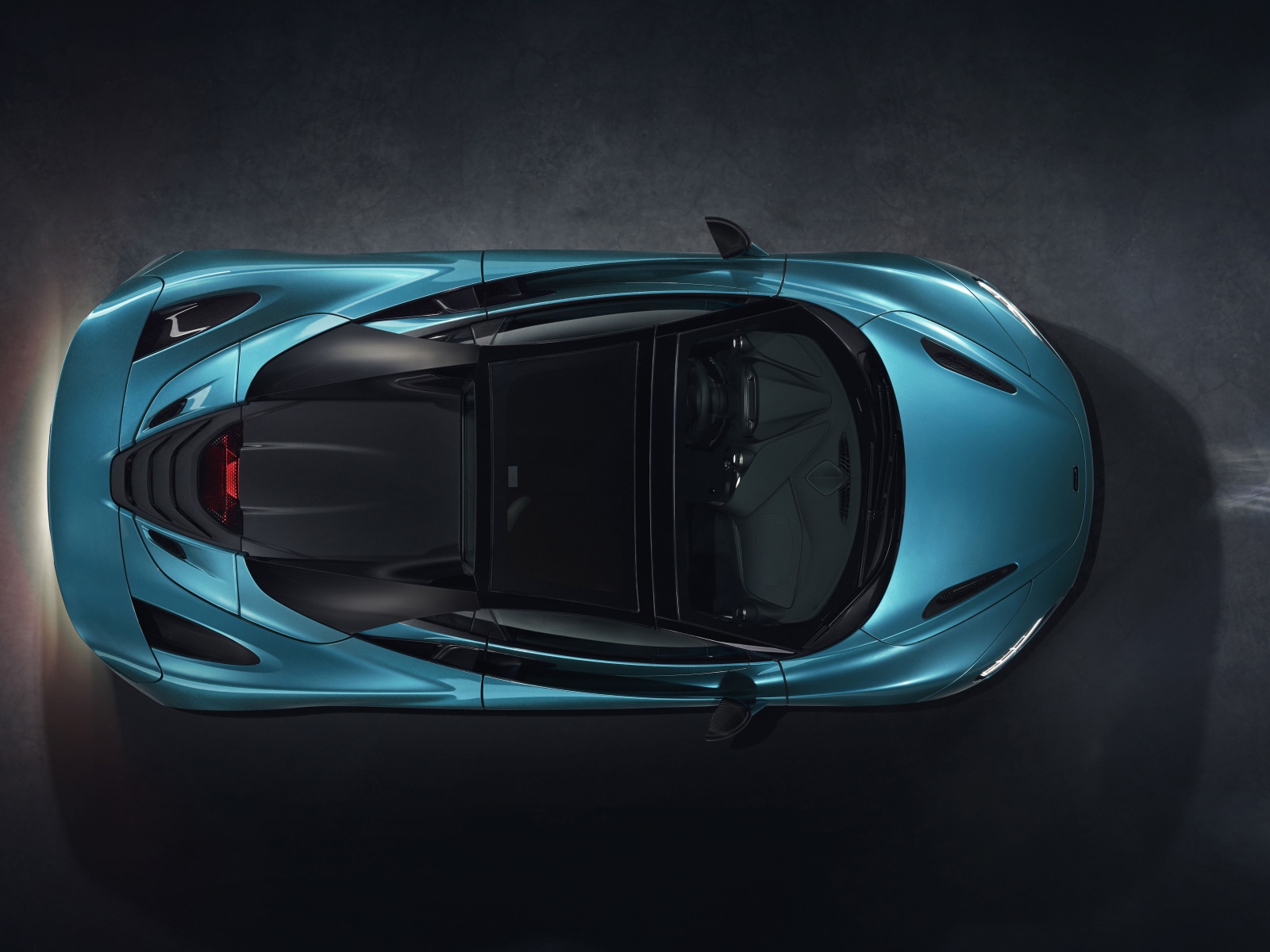 Спортивный голубой автомобиль McLaren 720S Spider, 2019 года вид сверху