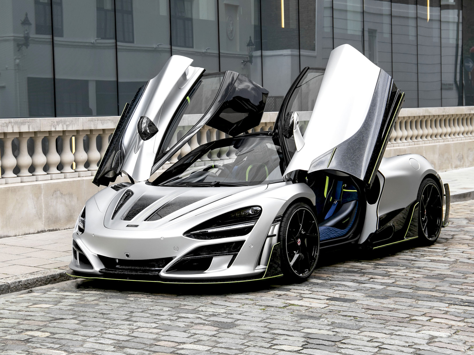 Спортивный автомобиль  McLaren 720S, 2019 года с открытыми дверями