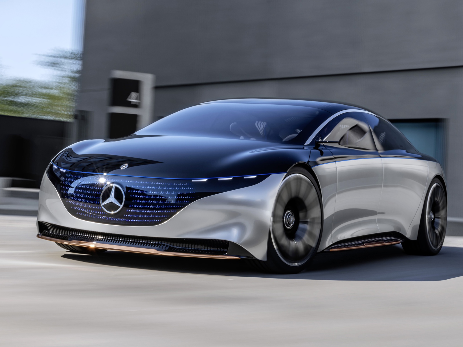 Автомобиль Mercedes-Benz Vision EQS 2019 года у серого здания