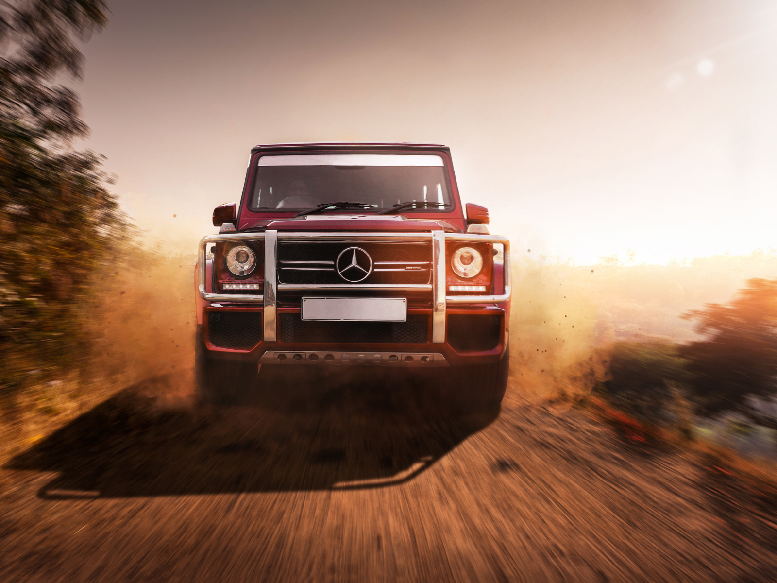 Большой внедорожник Mercedes G63 AMG на дороге