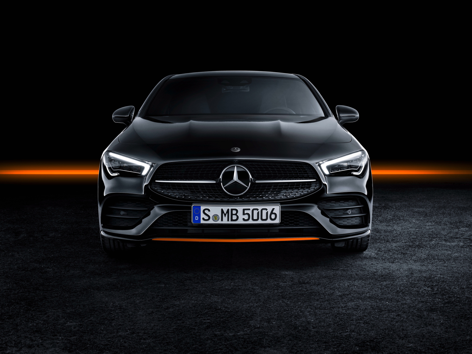 Черный автомобиль Mercedes-Benz CLA 250 AMG, 2019 года на черном фоне