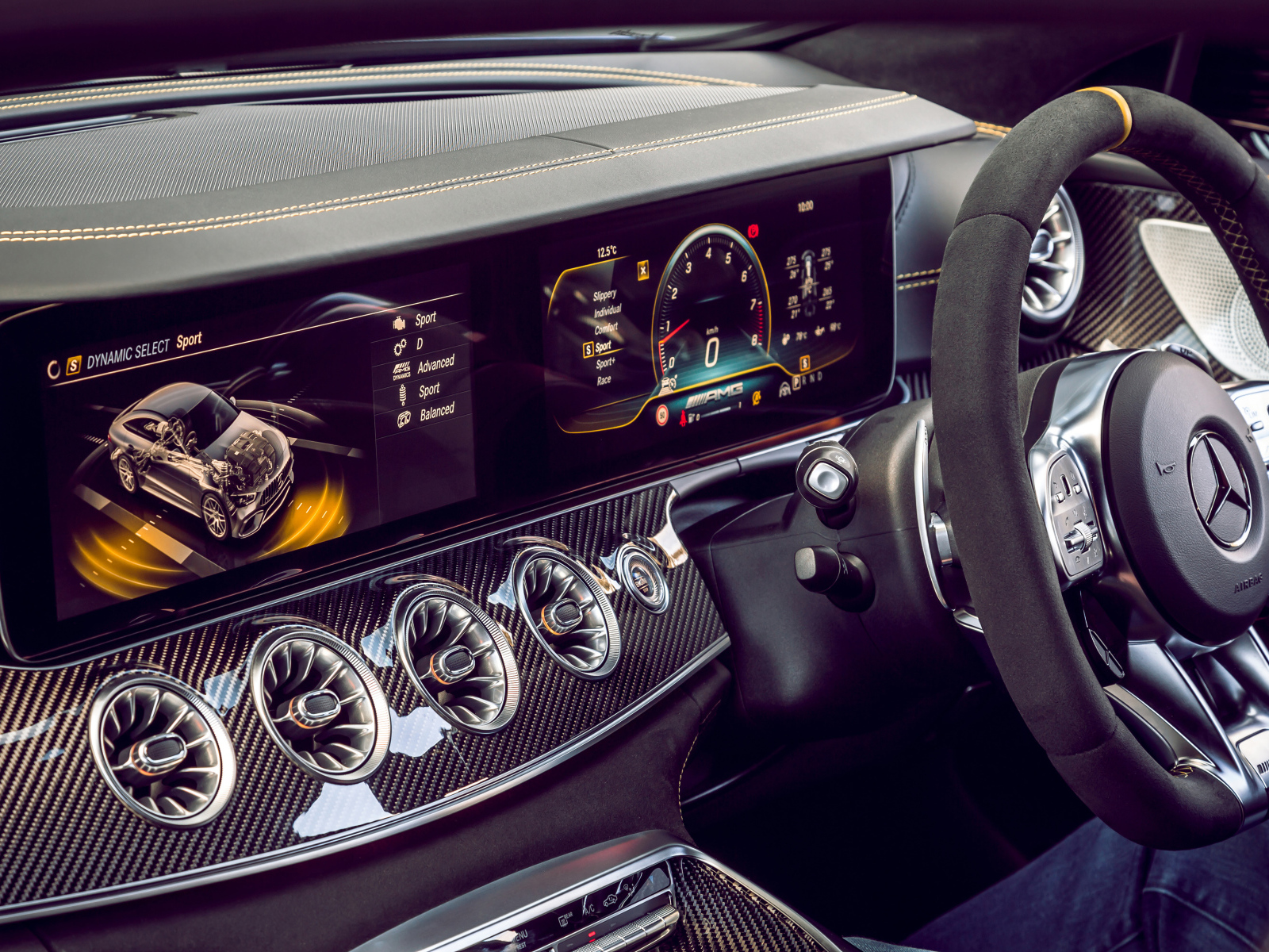 Приборная панель и руль автомобиля Mercedes-AMG GT 63 S 4MATIC 2019 года