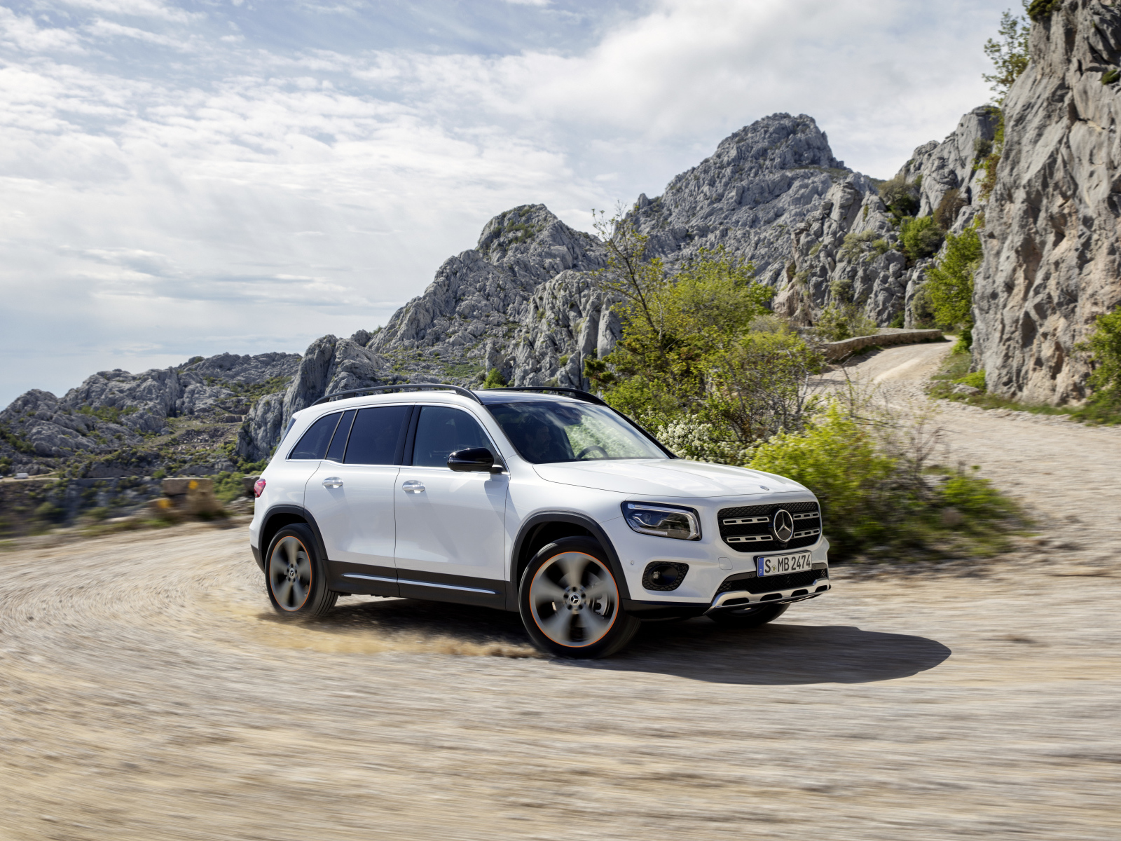 Белый внедорожник Mercedes-Benz GLB-Class в горах