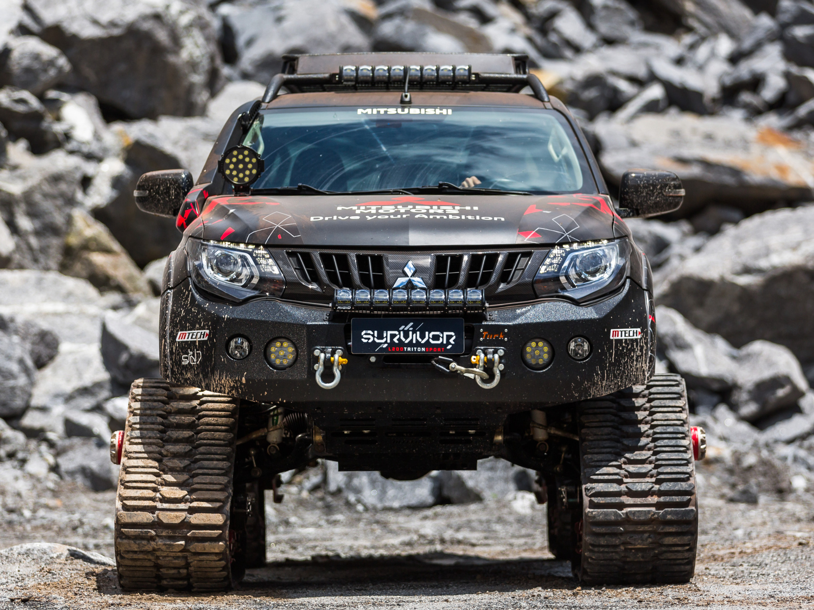 Внедорожник Mitsubishi L200 Triton Survivor 2018 года на фоне гор