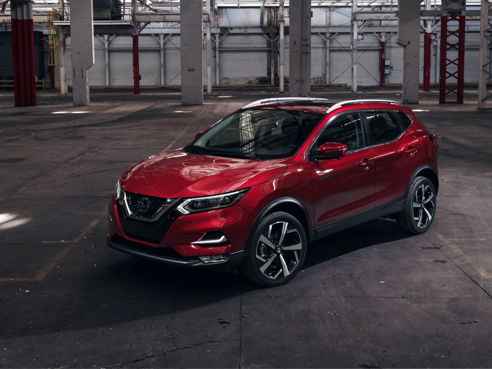 Красный автомобиль Nissan Rogue 