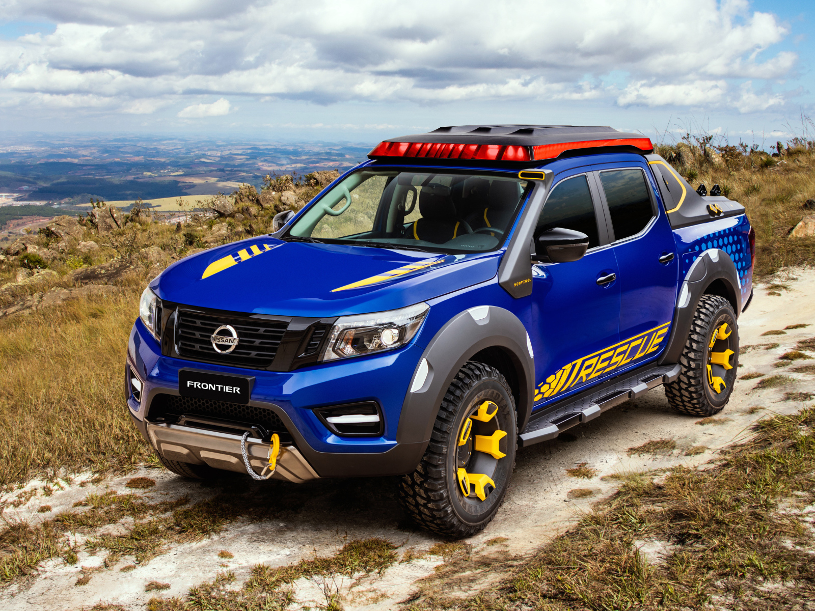 Внедорожник Nissan Frontier Sentinel 2018 года на фоне неба