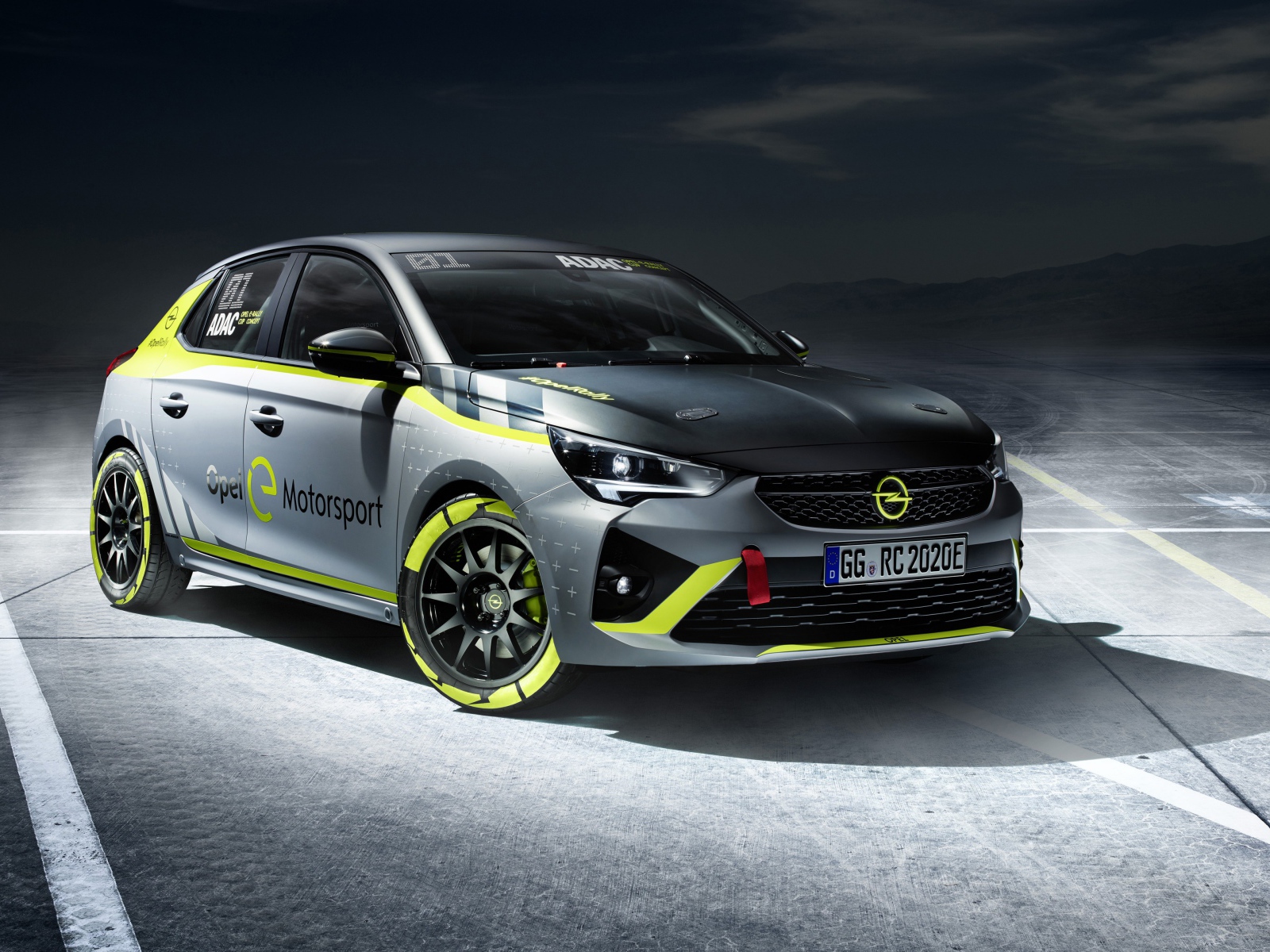 Автомобиль Opel Corsa-E Rally 2019 года на асфальте