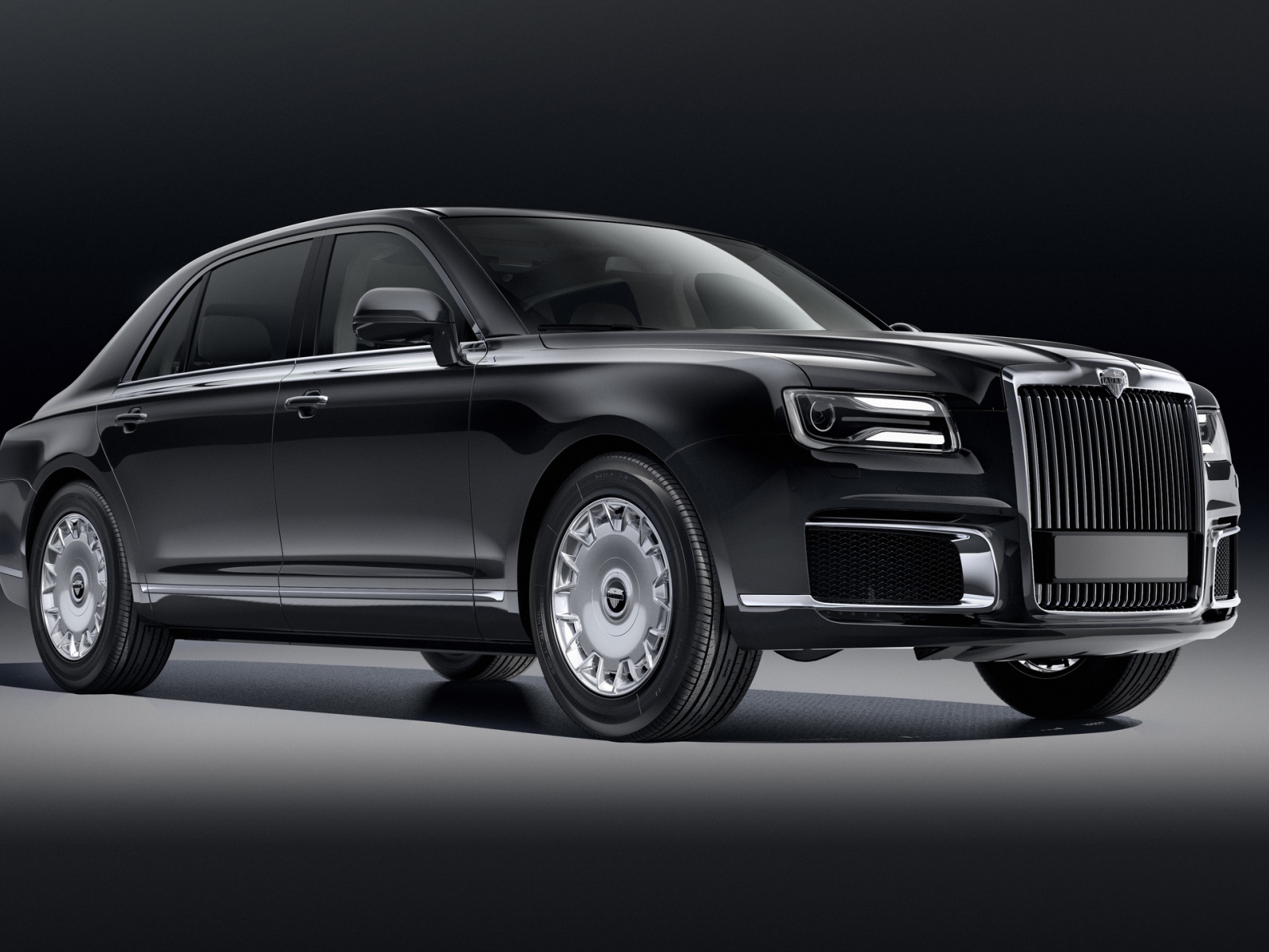 Черный автомобиль Aurus Sena 2018 года на сером фоне