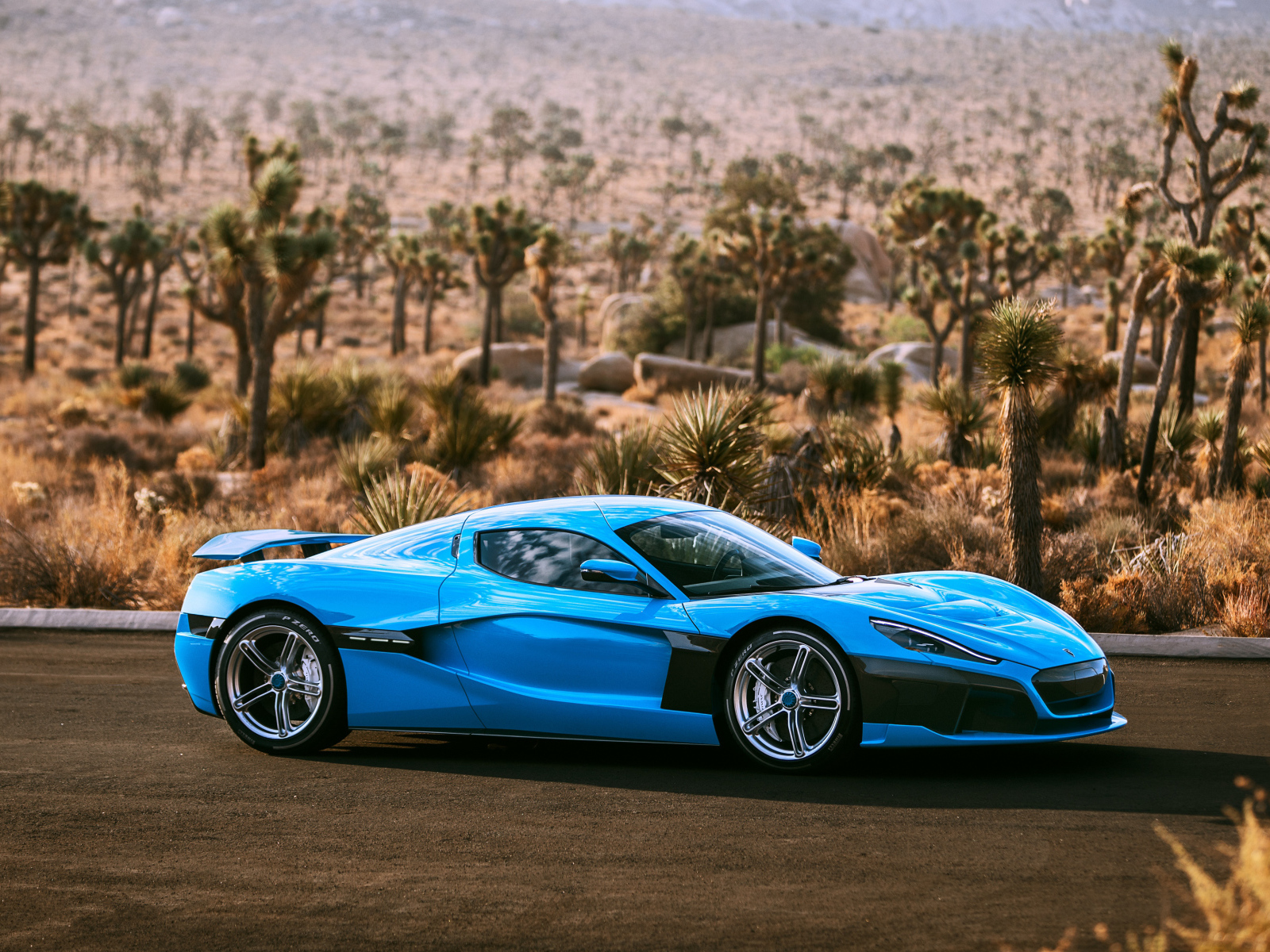 Синий быстрый автомобиль Rimac C Two California Edition 