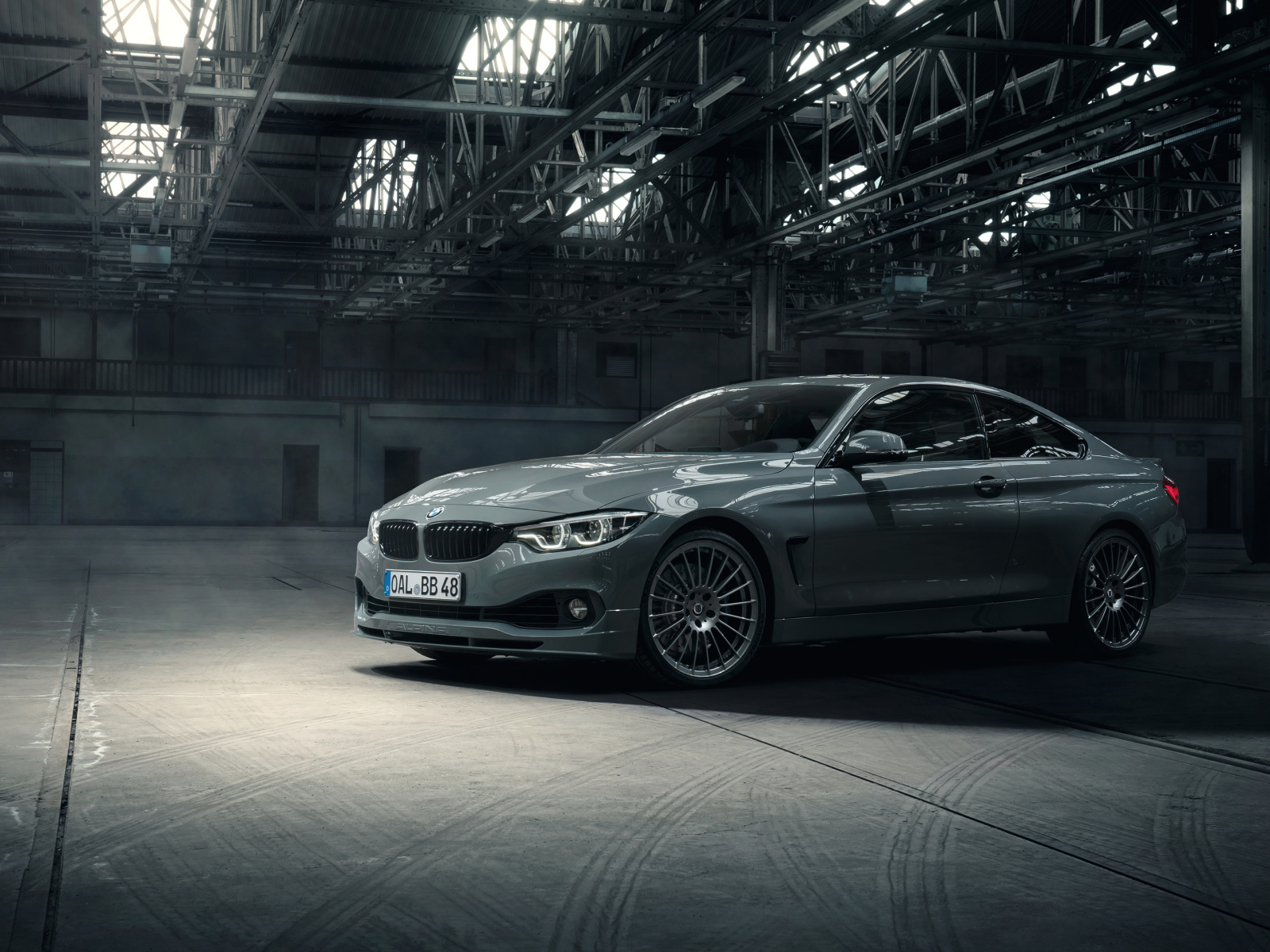 Серебристый автомобиль Alpina B4 S Bi-Turbo Edition 99 в гараже 