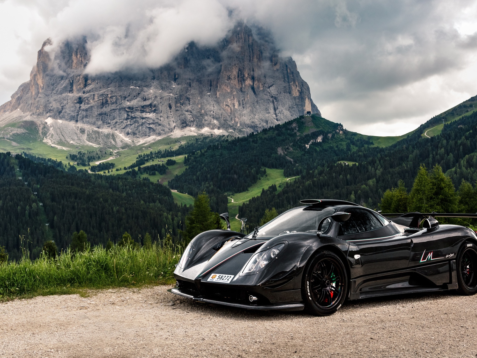 Черный спортивный автомобиль Pagani Zonda на фоне горы