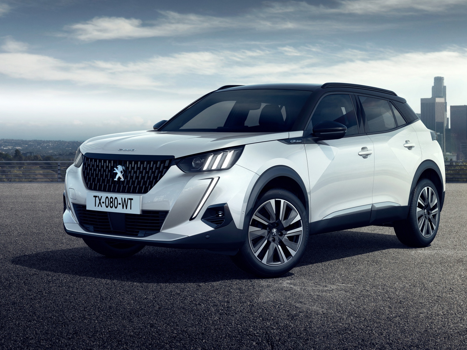 Стильный серебристый внедорожник Peugeot 2008 GT Line, 2019 года