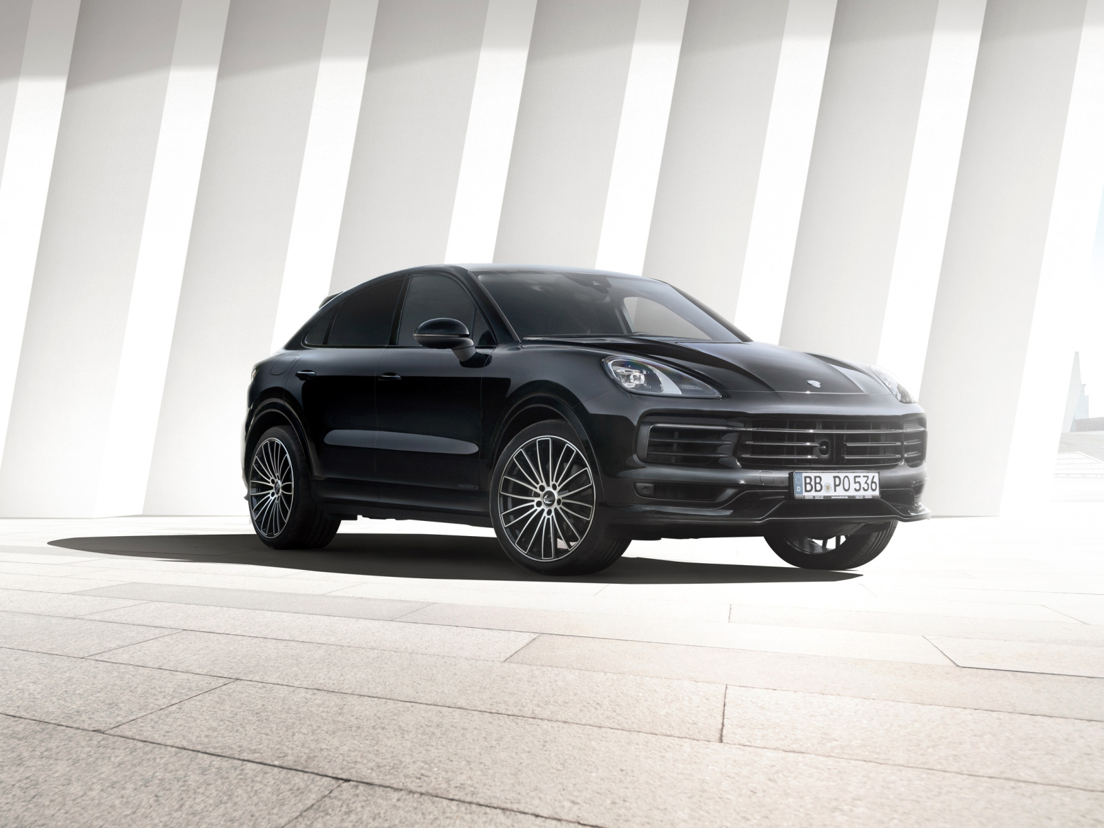 Черный стильный Porsche Cayenne Coupe 2019 года