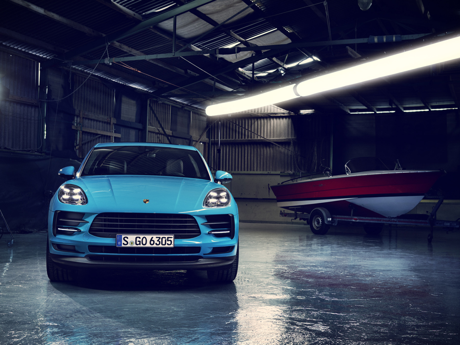 Синий автомобиль Porsche Macan 2019 года в гараже