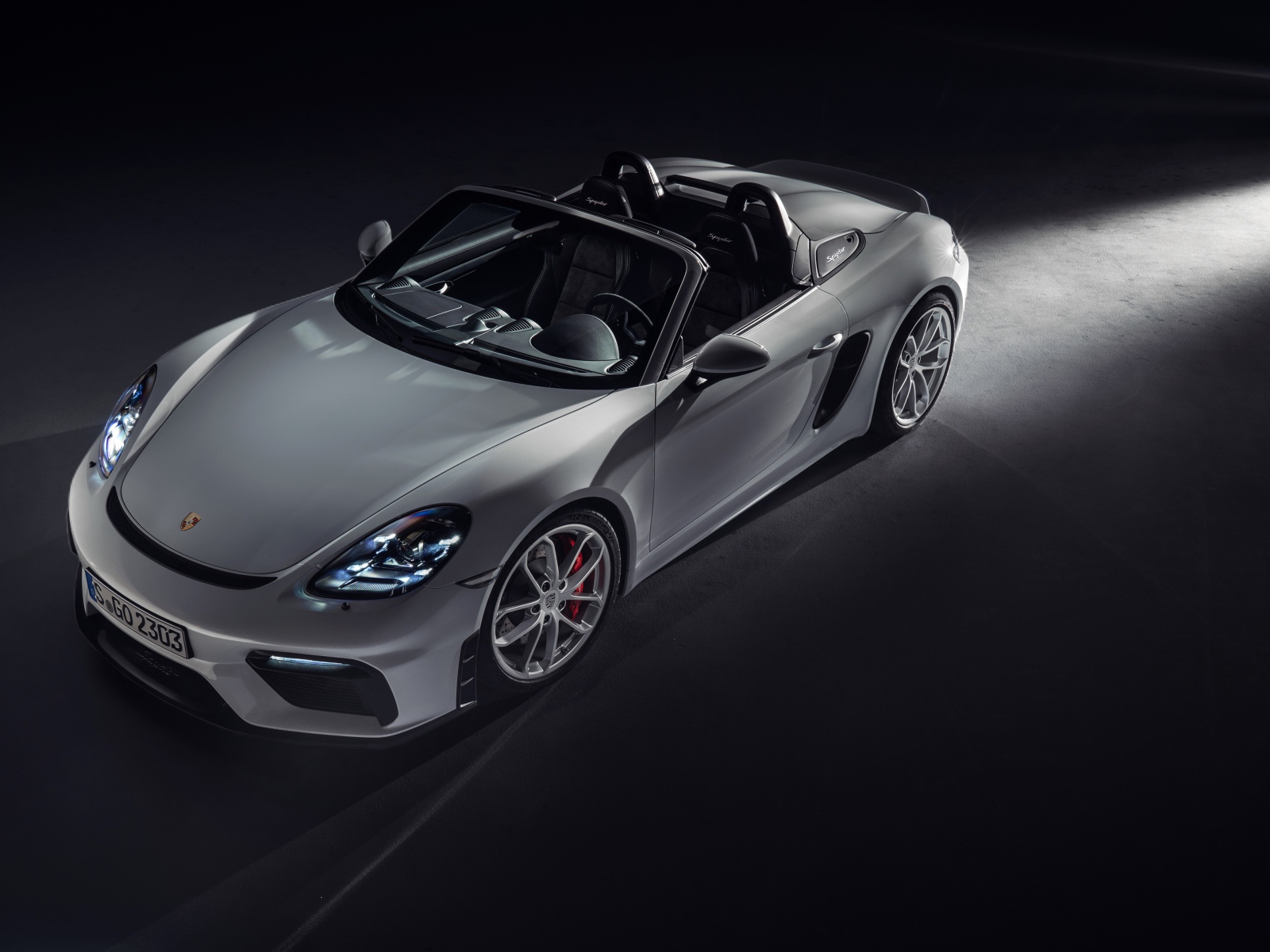 Кабриолет Porsche 718 Spyder 2019, года на сером фоне