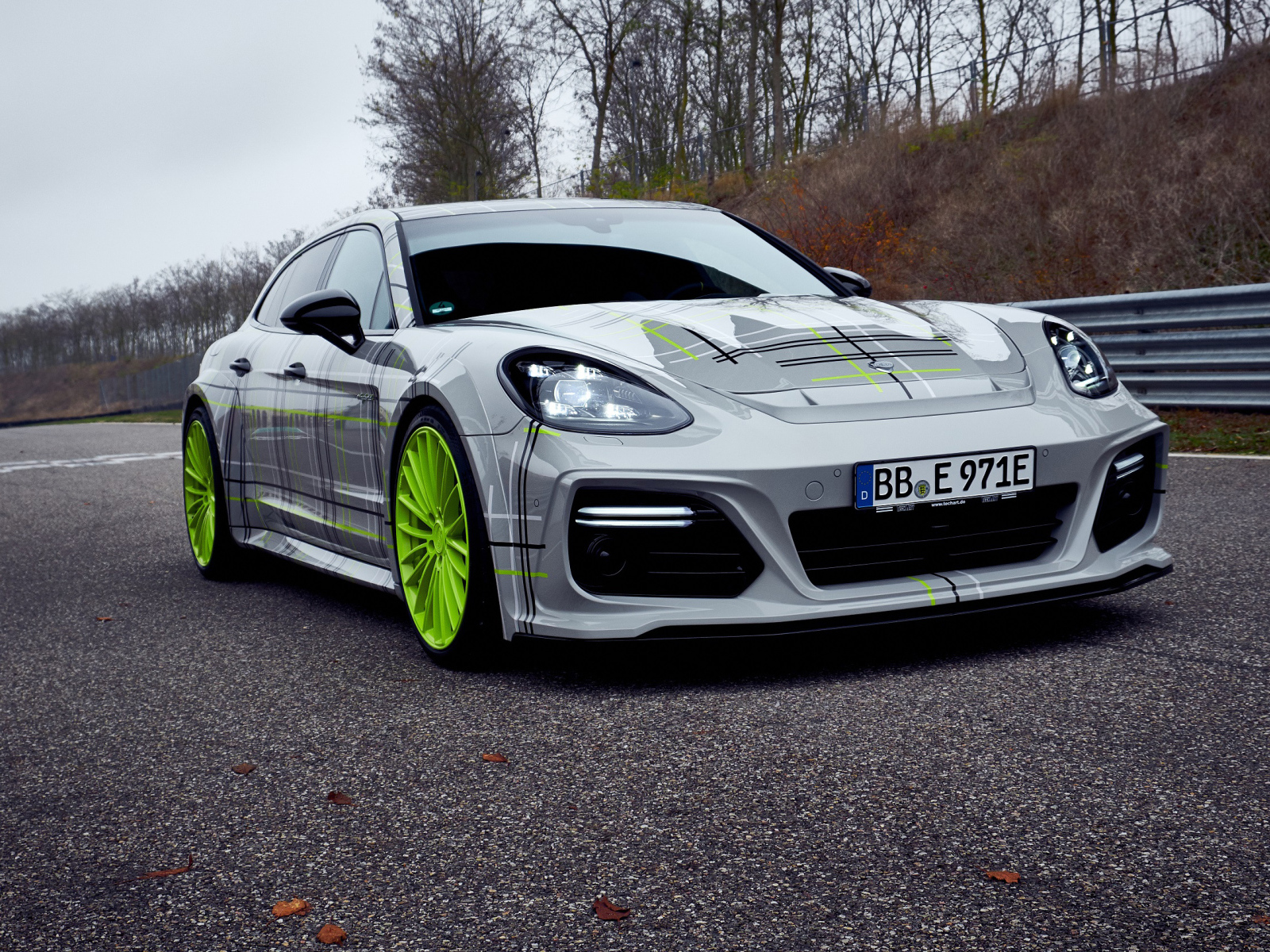 Серый автомобиль Porsche Panamera Turbo S E-Hybrid, 2019 года на трассе