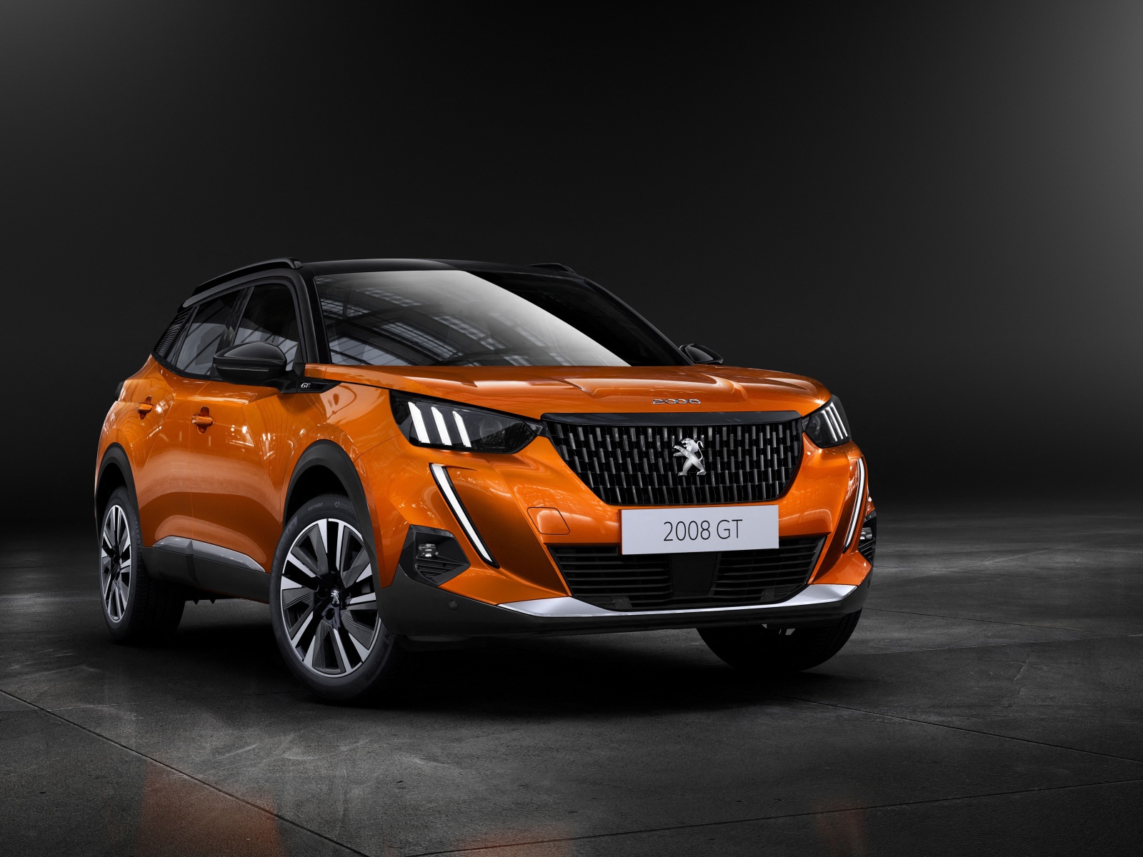 Оранжевый внедорожник Peugeot 2008 GT, 2019  года на сером фоне