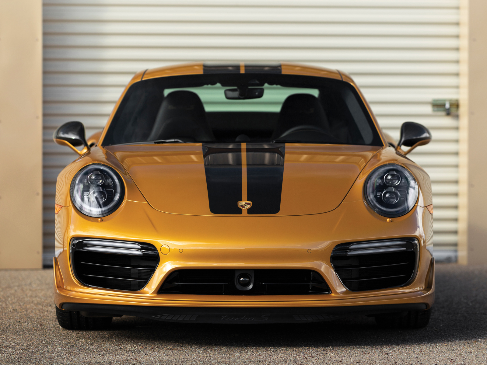 Автомобиль Porsche 911 Turbo S, 2018 года вид спереди