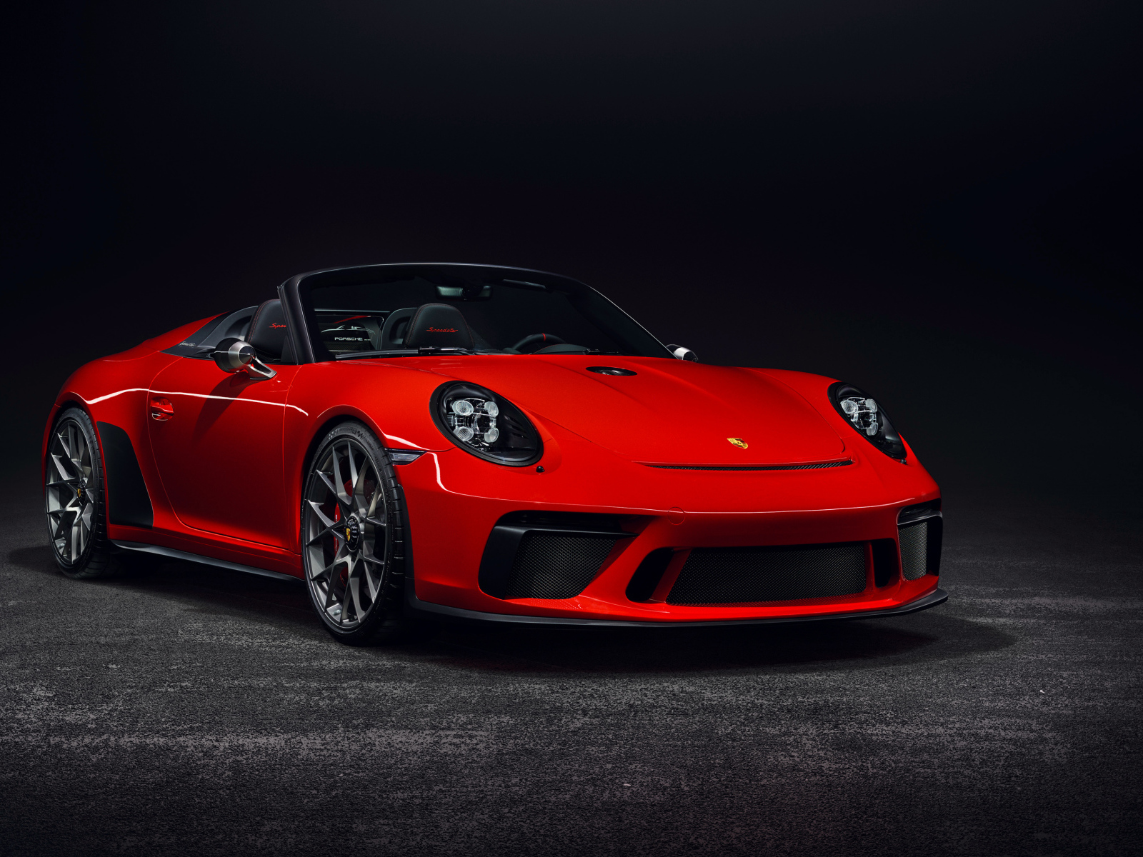 Красный кабриолет Porsche 911  на сером фоне