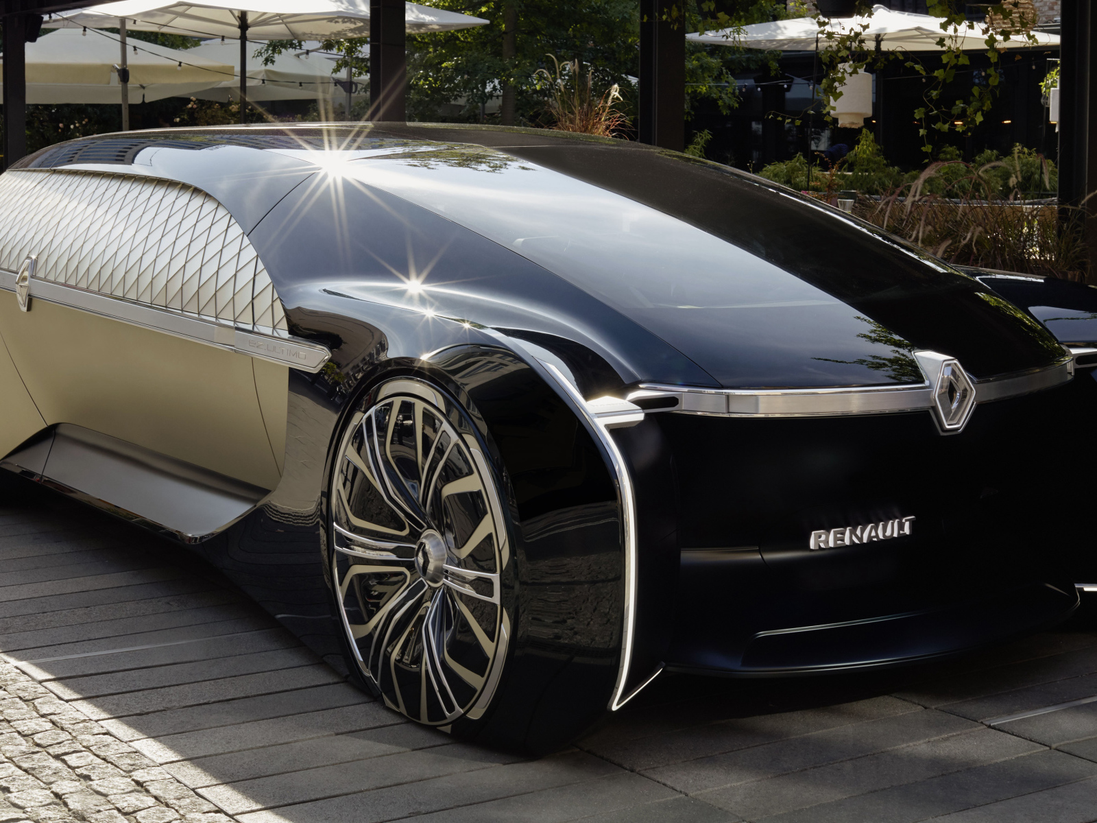 Красивый автомобиль Renault EZ-Ultimo 2018 года у кафе