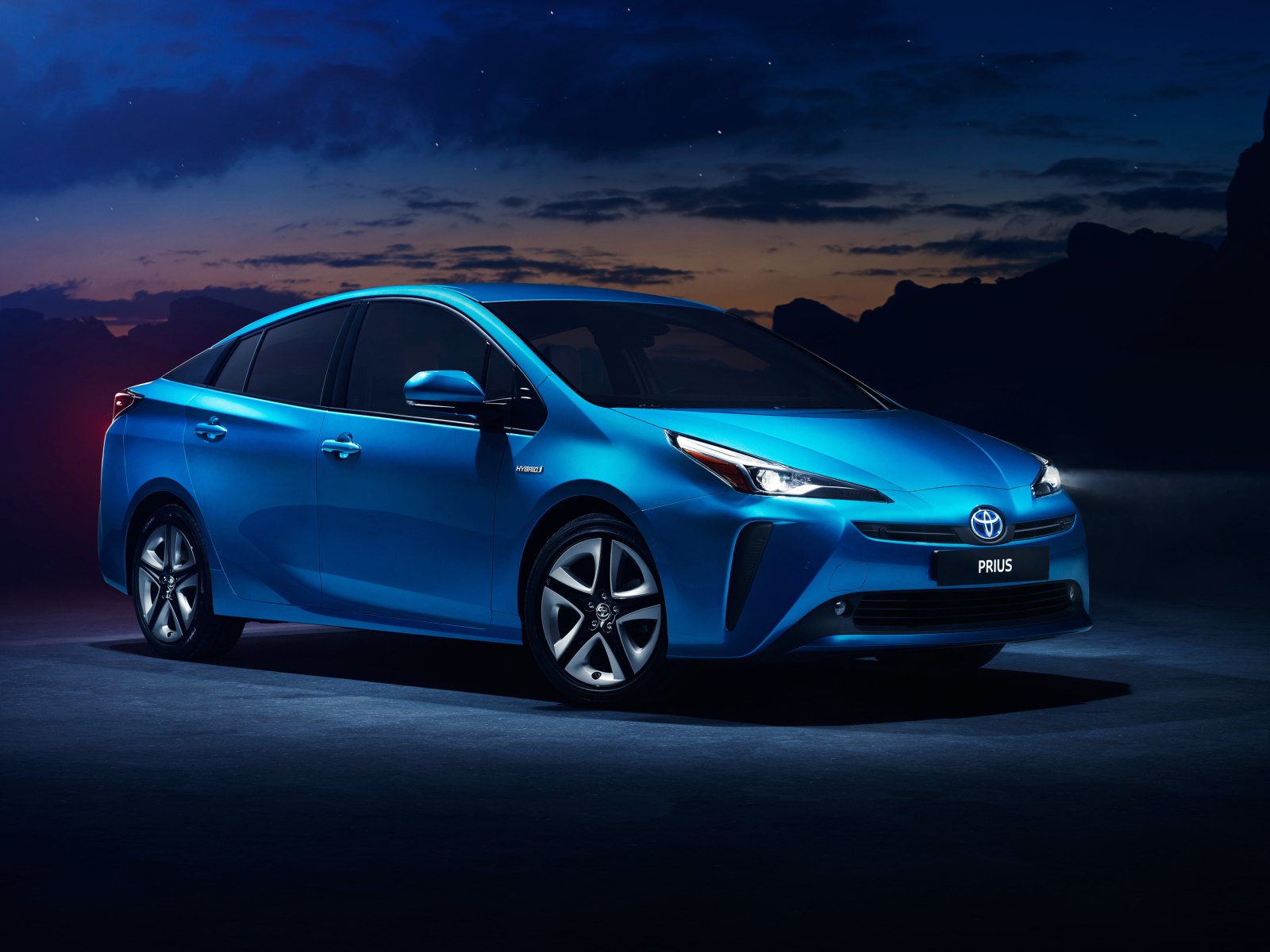 Синий автомобиль Toyota Prius 2019 года в свете луны 