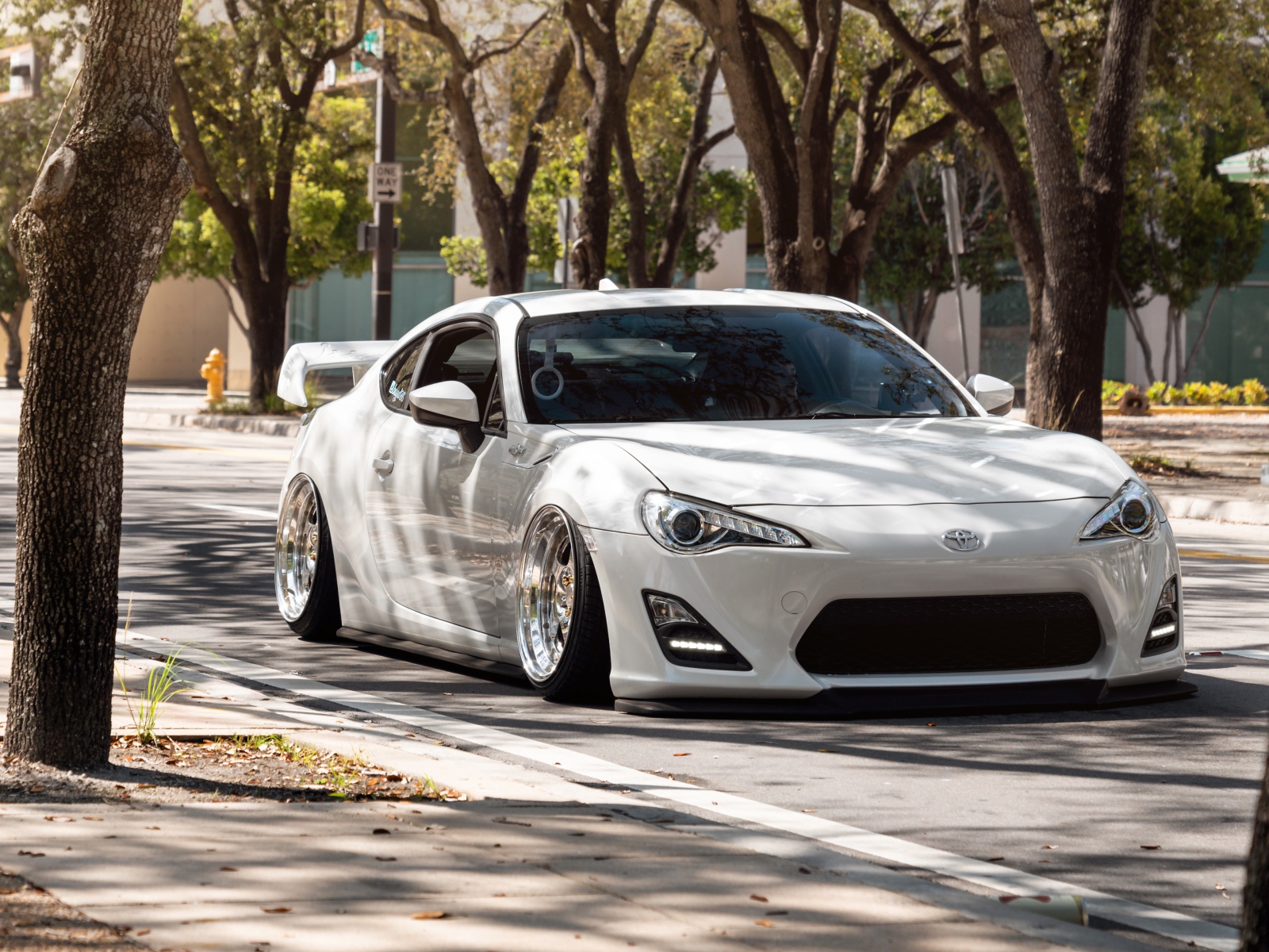 Белый спортивный автомобиль  Toyota 86, 2019 года в городе