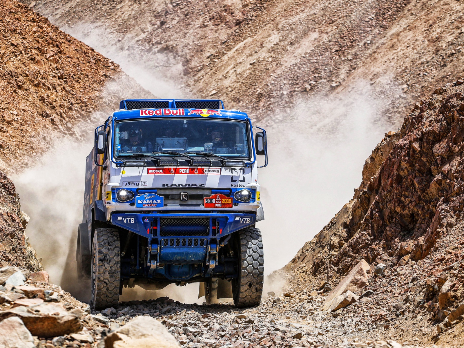 Спортивный камаз на бездорожье на соревновании по  Ралли 