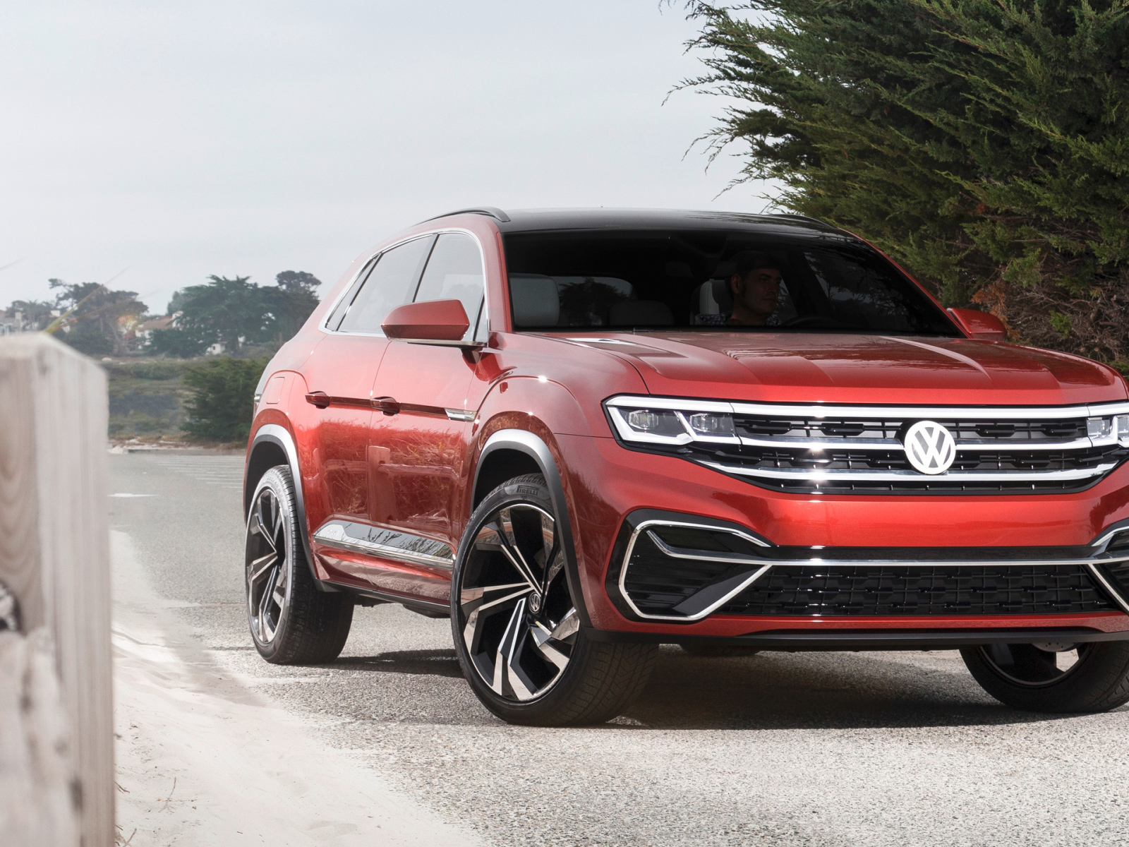 Красный внедорожник Volkswagen Atlas 2018 года