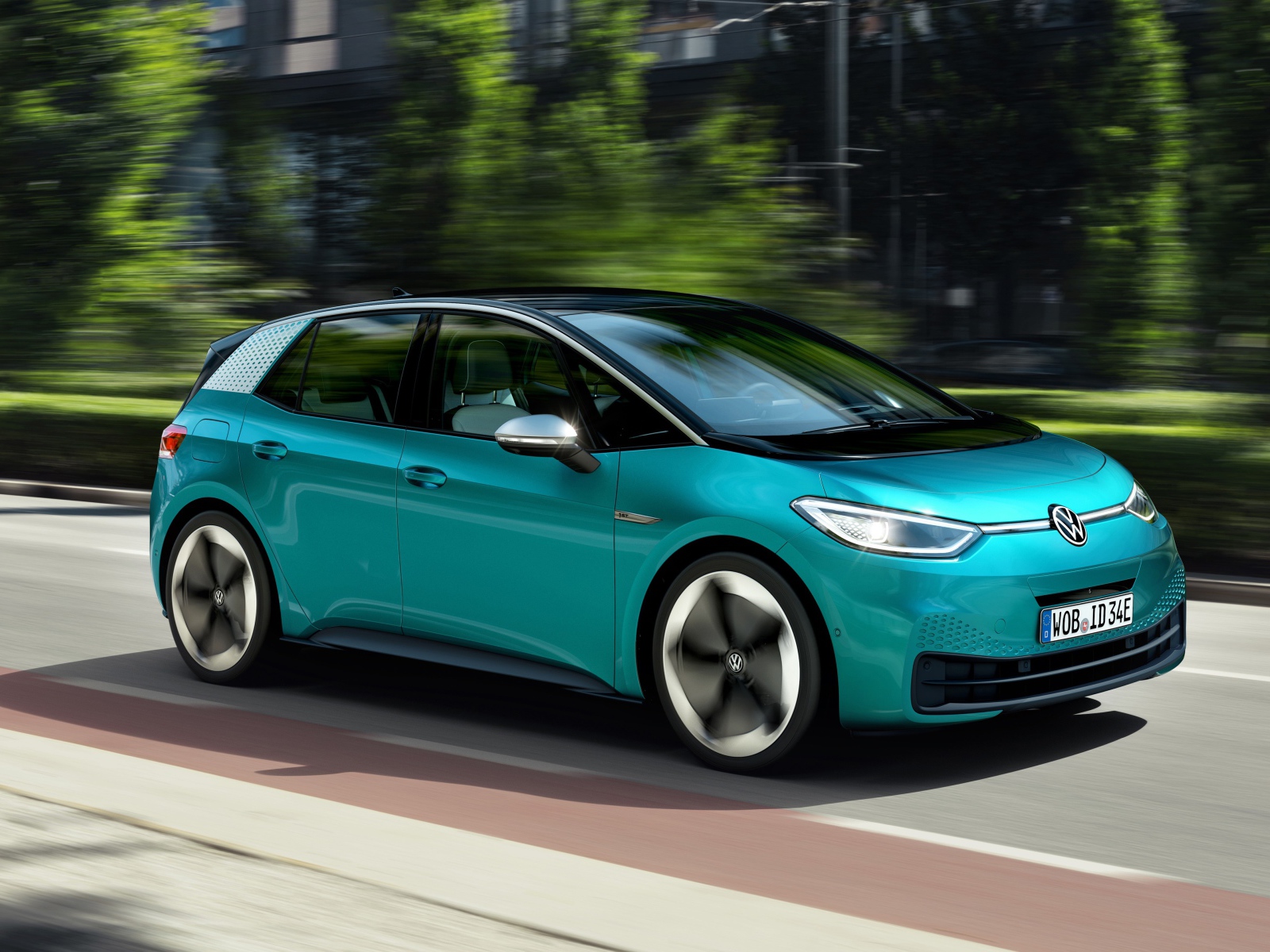 Автомобиль Volkswagen ID.3 1st 2019 года едет по городу