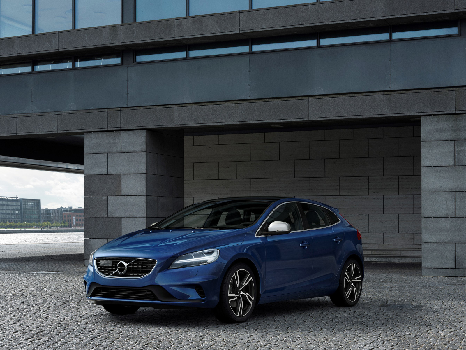 Синий автомобиль Volvo V40 у здания