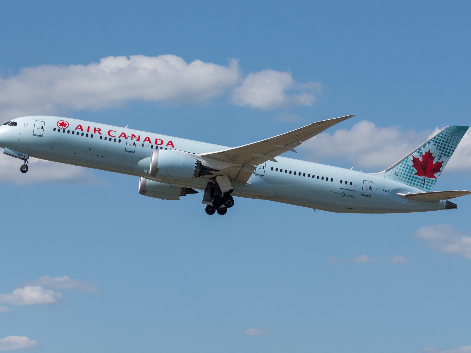 Большой пассажирский самолет Boeing 787-9 авиакомпании Air Canada в небе